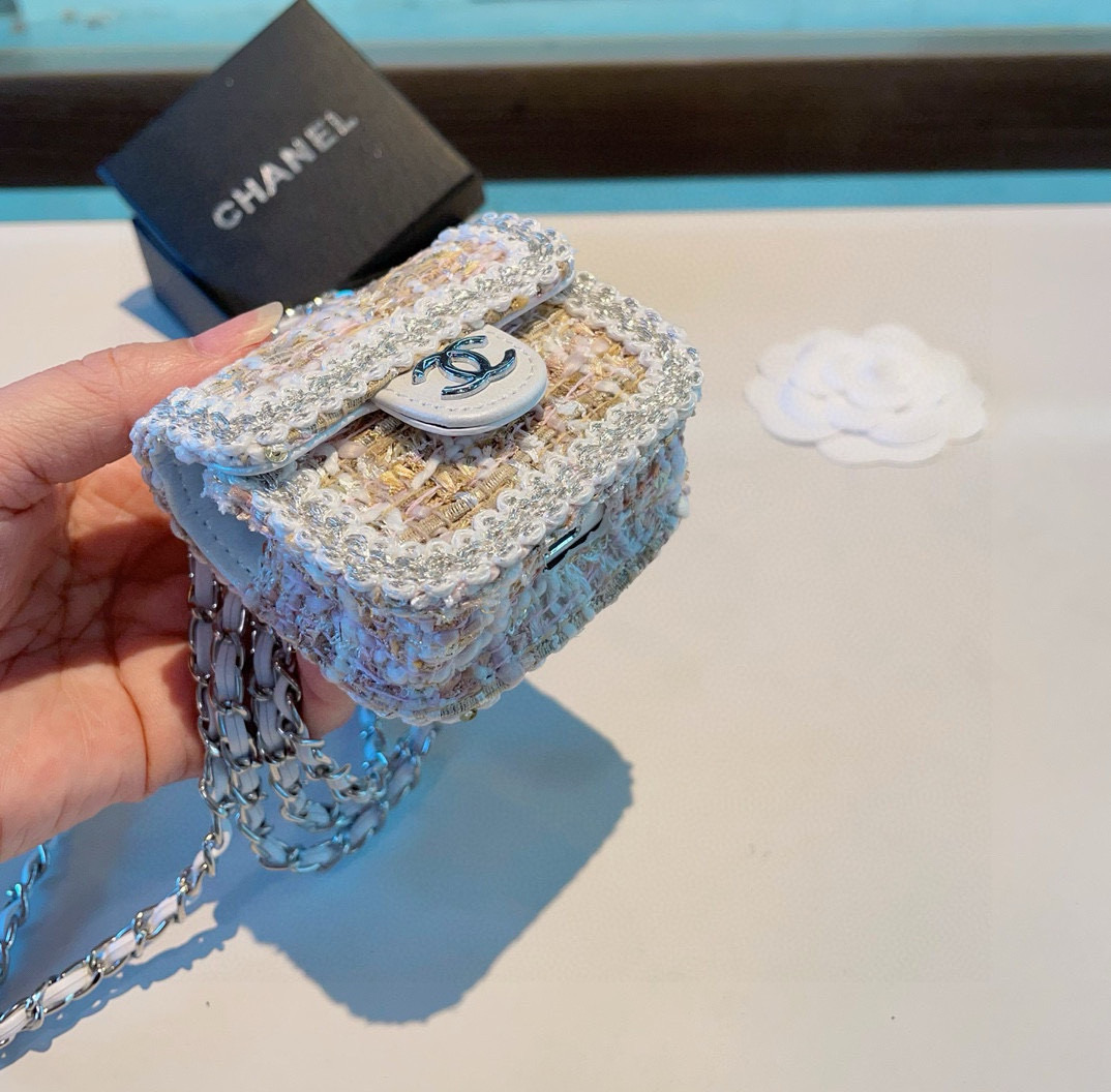 P100❤️香奈儿CHANEL mini斜挎包包 粗花呢通用耳机包💥官网1:1耳机包 
时尚迷你包包，配链条⛓️挂绳可拆卸可挂脖❤️可挂包包上当挂饰，蓝牙耳机包，通用款！