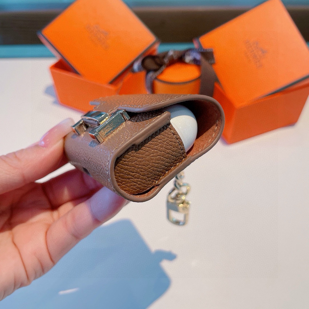 P85❤️爱马仕💥官网1:1耳机包 
手掌纹皮料 金属Logo 时尚迷你斜挎包包  可以当包饰，耳机包一举两得！
 Airpods 3代