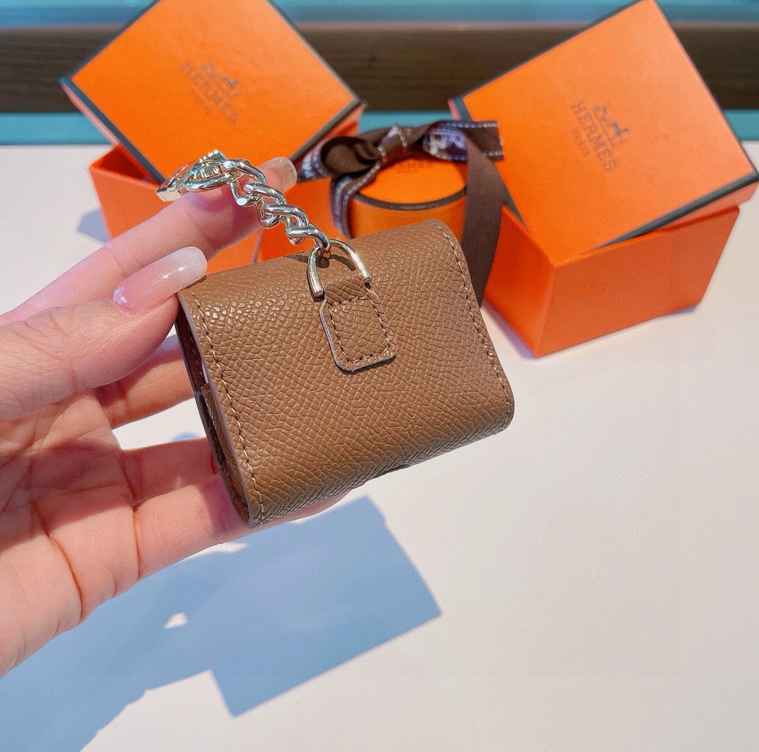 P85❤️爱马仕💥官网1:1耳机包 
手掌纹皮料 金属Logo 时尚迷你斜挎包包  可以当包饰，耳机包一举两得！
 Airpods 3代