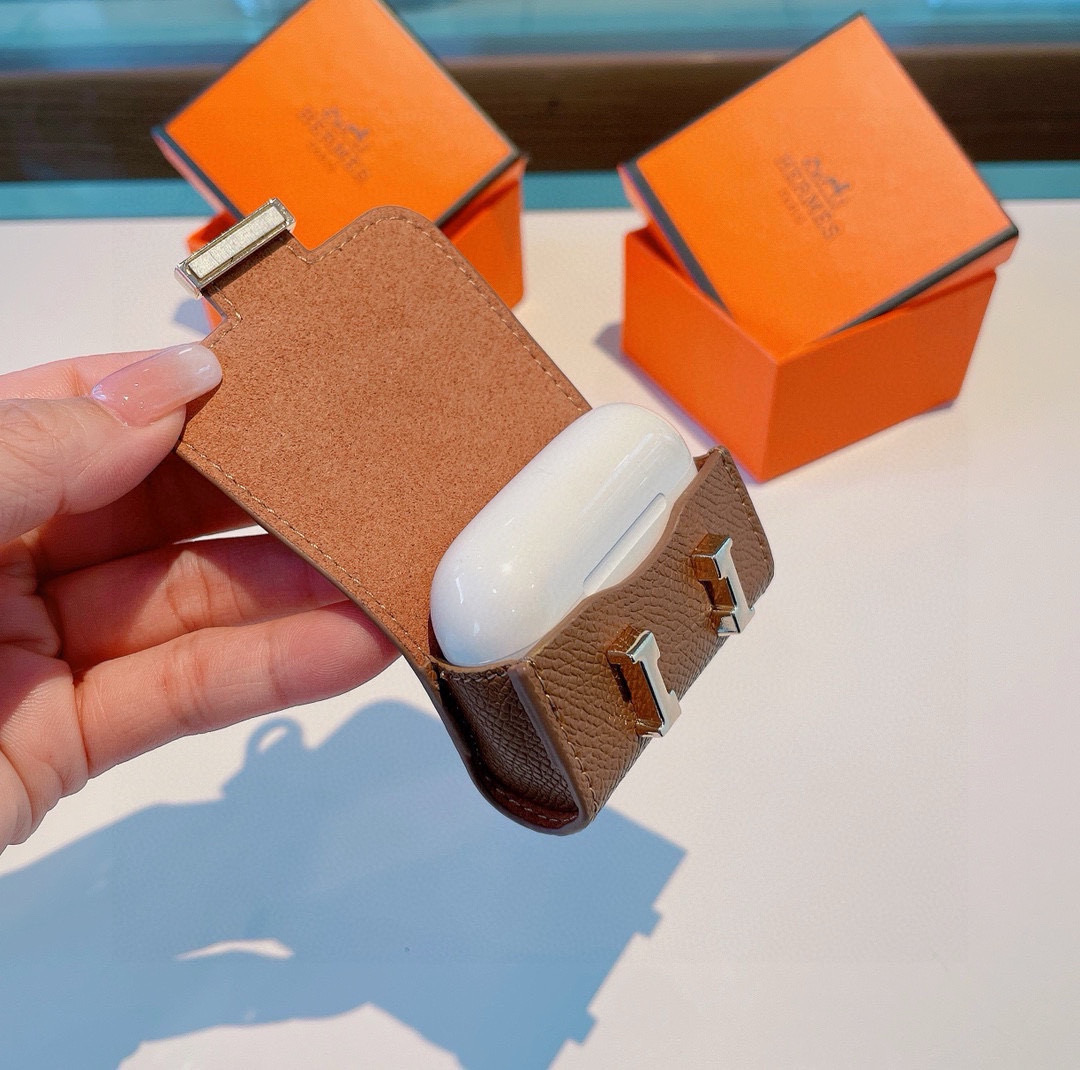 P85❤️爱马仕💥官网1:1耳机包 
手掌纹皮料 金属Logo 时尚迷你斜挎包包  可以当包饰，耳机包一举两得！
 Airpods 3代