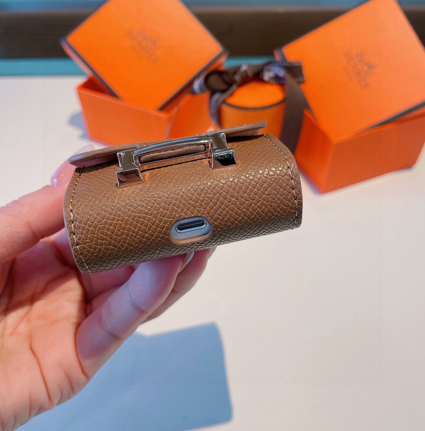 P85❤️爱马仕💥官网1:1耳机包 
手掌纹皮料 金属Logo 时尚迷你斜挎包包  可以当包饰，耳机包一举两得！
 Airpods 3代