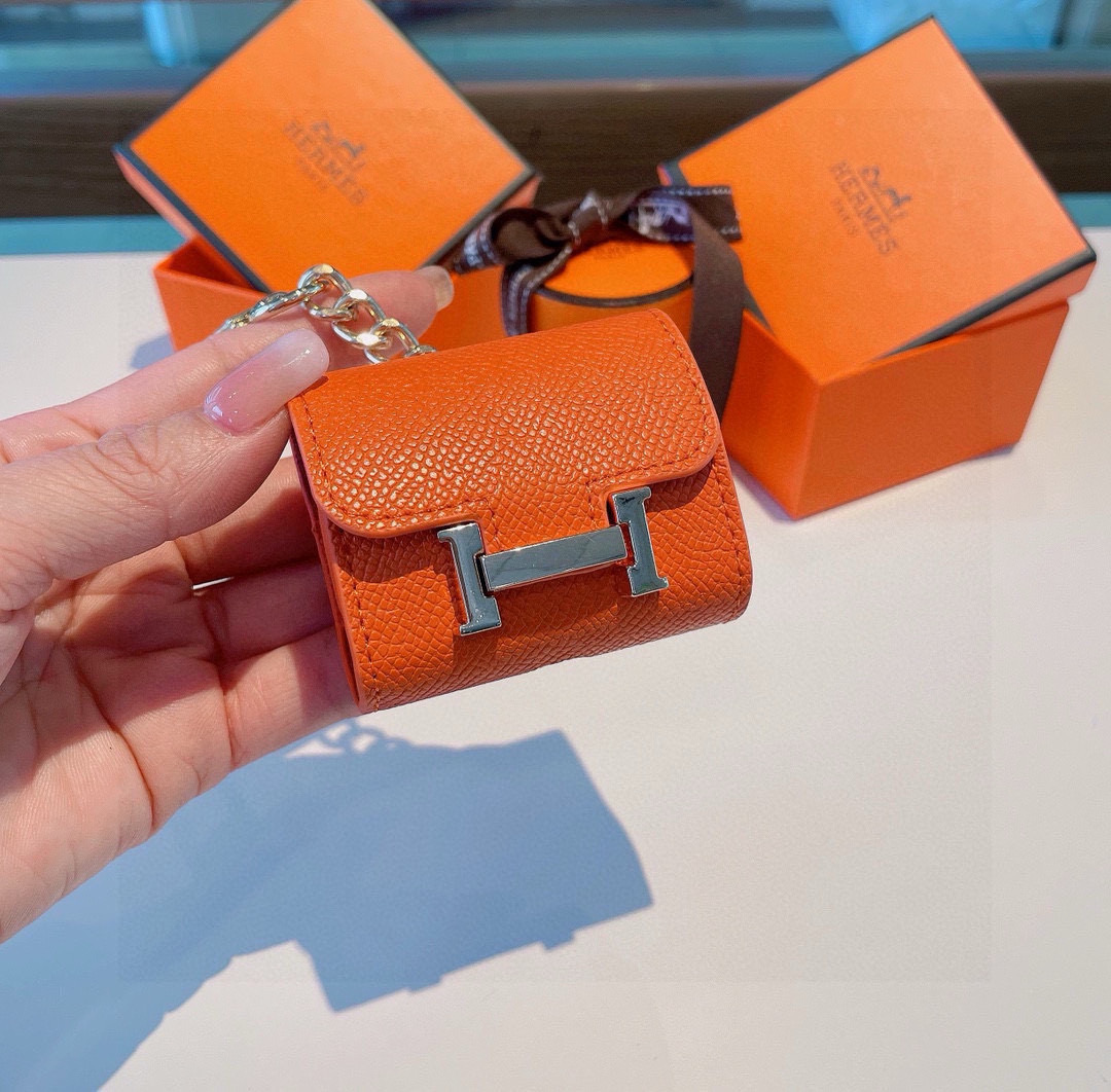 P85❤️爱马仕💥官网1:1耳机包 
手掌纹皮料 金属Logo 时尚迷你斜挎包包  可以当包饰，耳机包一举两得！
 Airpods 3代