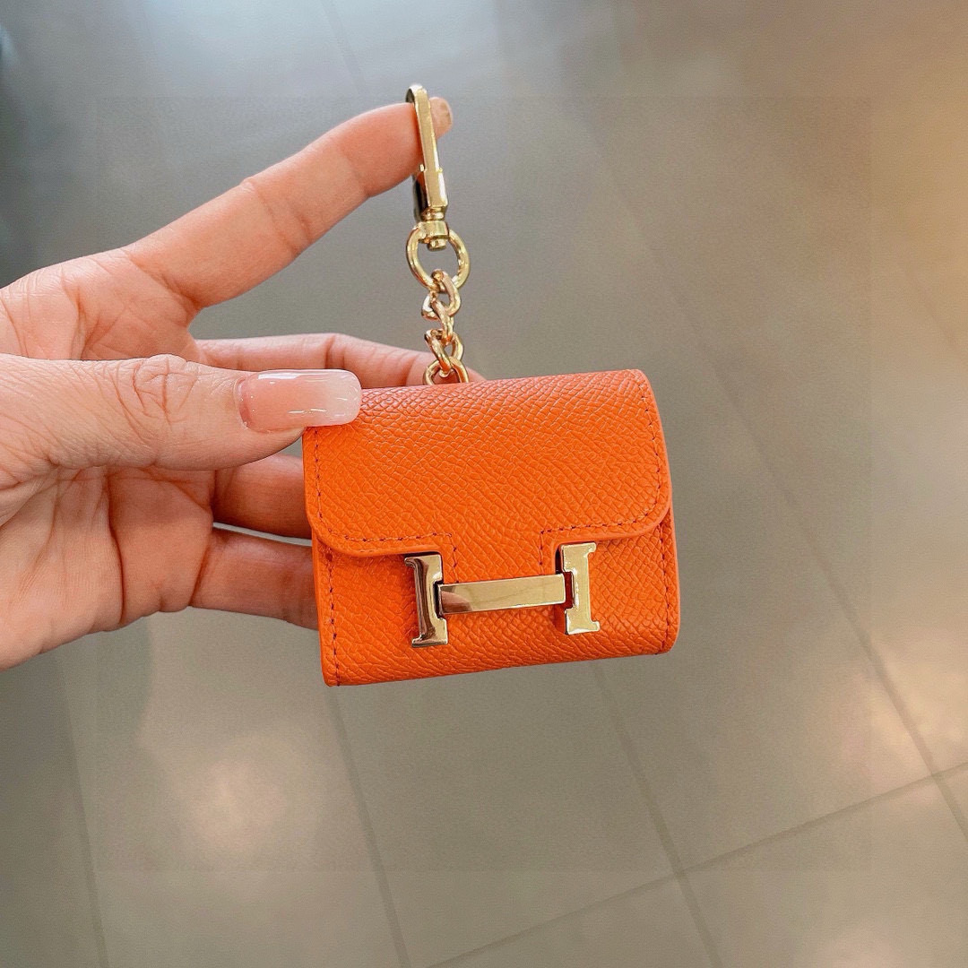 P85❤️爱马仕💥官网1:1耳机包 
手掌纹皮料 金属Logo 时尚迷你斜挎包包  可以当包饰，耳机包一举两得！
 Airpods 3代