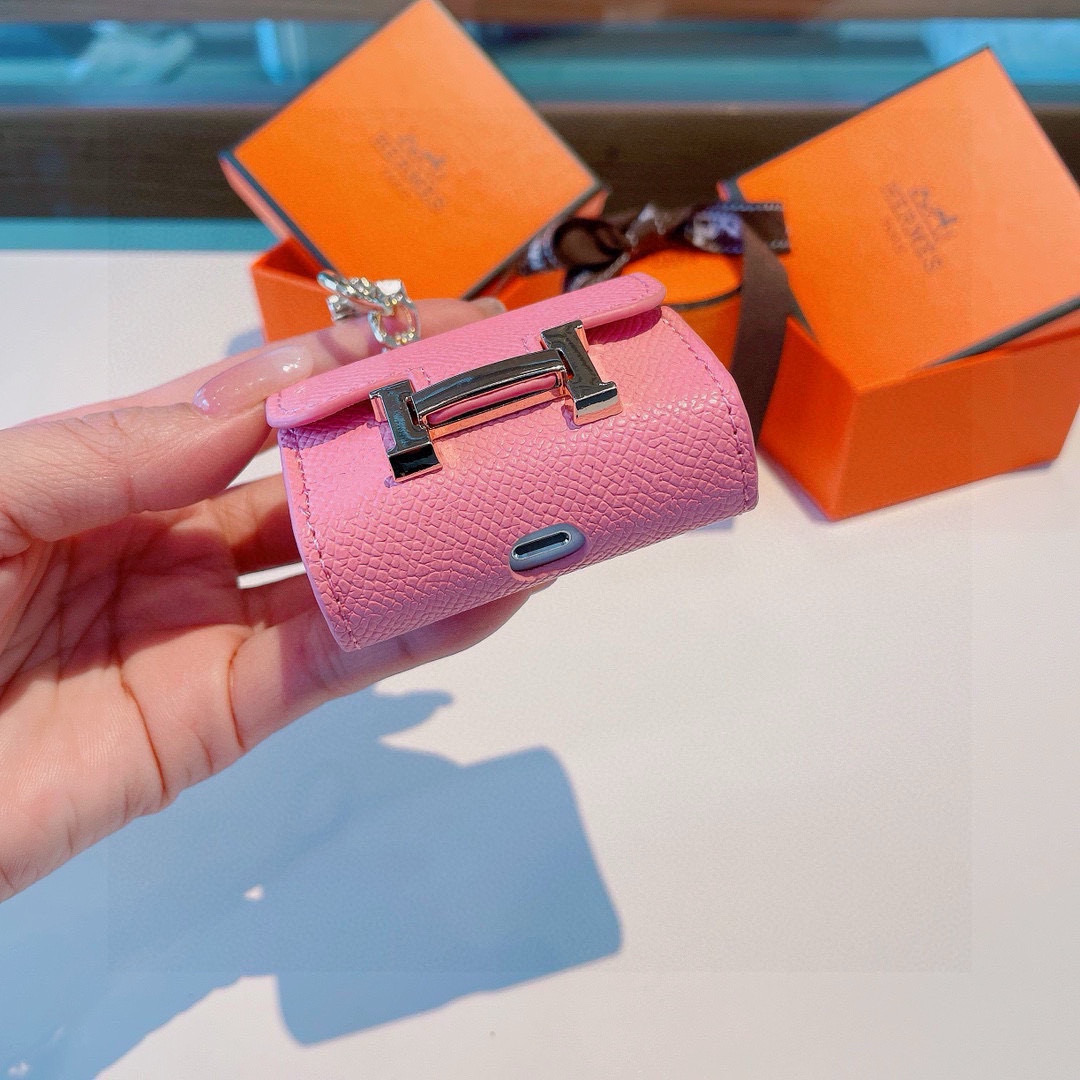 P85❤️爱马仕💥官网1:1耳机包 
手掌纹皮料 金属Logo 时尚迷你斜挎包包  可以当包饰，耳机包一举两得！
 Airpods 3代