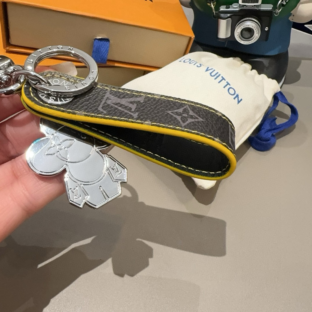 P110 🔥LV钥匙扣 太阳娃娃🪆包挂饰 原版配件 Vivienne Dragonne包饰与钥匙扣以莹泽金属雕琢品牌吉祥物形象，再以明丽珐琅彰显Vivienne的活泼个性，与Monogram Eclipse帆布的缝线相得益彰，成就路易威登爱好者的赠礼佳