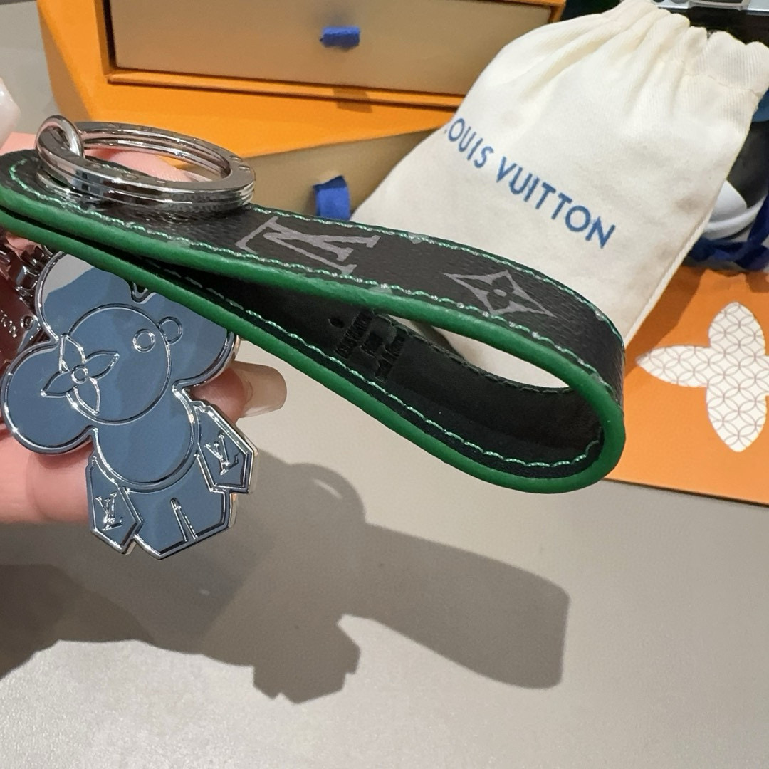 P110 🔥LV钥匙扣 太阳娃娃🪆包挂饰 原版配件 Vivienne Dragonne包饰与钥匙扣以莹泽金属雕琢品牌吉祥物形象，再以明丽珐琅彰显Vivienne的活泼个性，与Monogram Eclipse帆布的缝线相得益彰，成就路易威登爱好者的赠礼佳