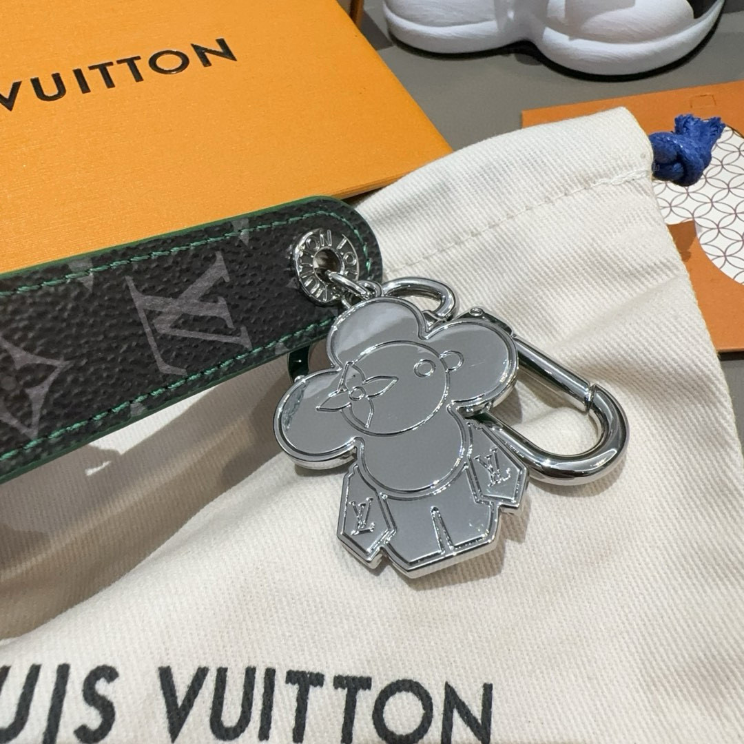 P110 🔥LV钥匙扣 太阳娃娃🪆包挂饰 原版配件 Vivienne Dragonne包饰与钥匙扣以莹泽金属雕琢品牌吉祥物形象，再以明丽珐琅彰显Vivienne的活泼个性，与Monogram Eclipse帆布的缝线相得益彰，成就路易威登爱好者的赠礼佳