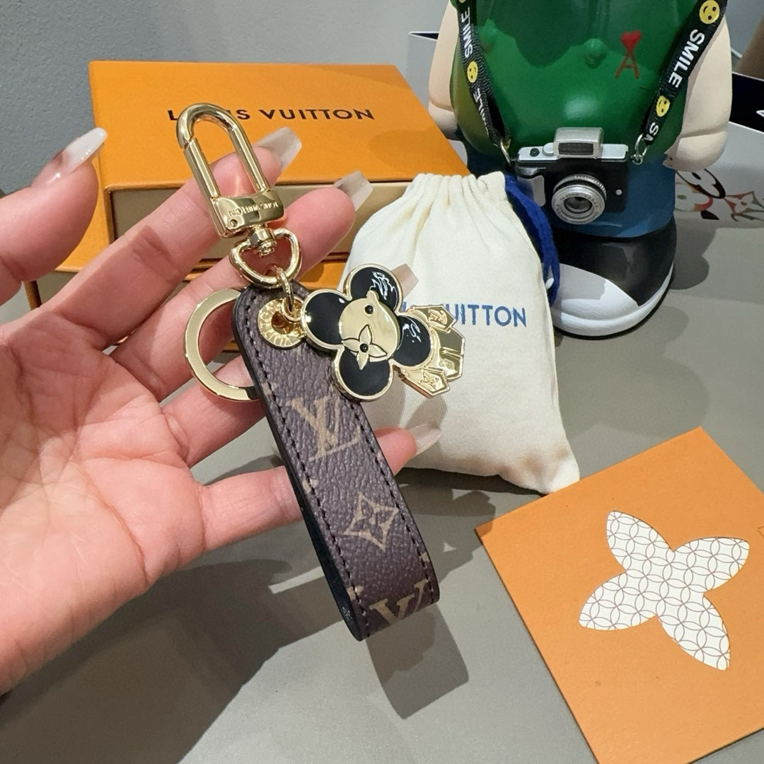 P110 🔥LV钥匙扣 太阳娃娃🪆包挂饰 原版配件 Vivienne Dragonne包饰与钥匙扣以莹泽金属雕琢品牌吉祥物形象，再以明丽珐琅彰显Vivienne的活泼个性，与Monogram Eclipse帆布的缝线相得益彰，成就路易威登爱好者的赠礼佳