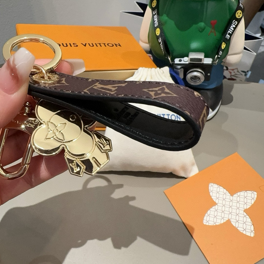 P110 🔥LV钥匙扣 太阳娃娃🪆包挂饰 原版配件 Vivienne Dragonne包饰与钥匙扣以莹泽金属雕琢品牌吉祥物形象，再以明丽珐琅彰显Vivienne的活泼个性，与Monogram Eclipse帆布的缝线相得益彰，成就路易威登爱好者的赠礼佳