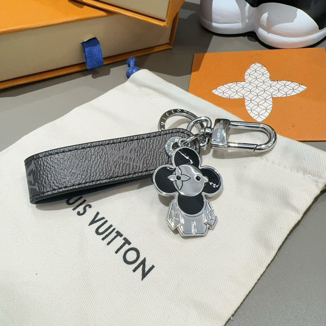 P110 🔥LV钥匙扣 太阳娃娃🪆包挂饰 原版配件 Vivienne Dragonne包饰与钥匙扣以莹泽金属雕琢品牌吉祥物形象，再以明丽珐琅彰显Vivienne的活泼个性，与Monogram Eclipse帆布的缝线相得益彰，成就路易威登爱好者的赠礼佳