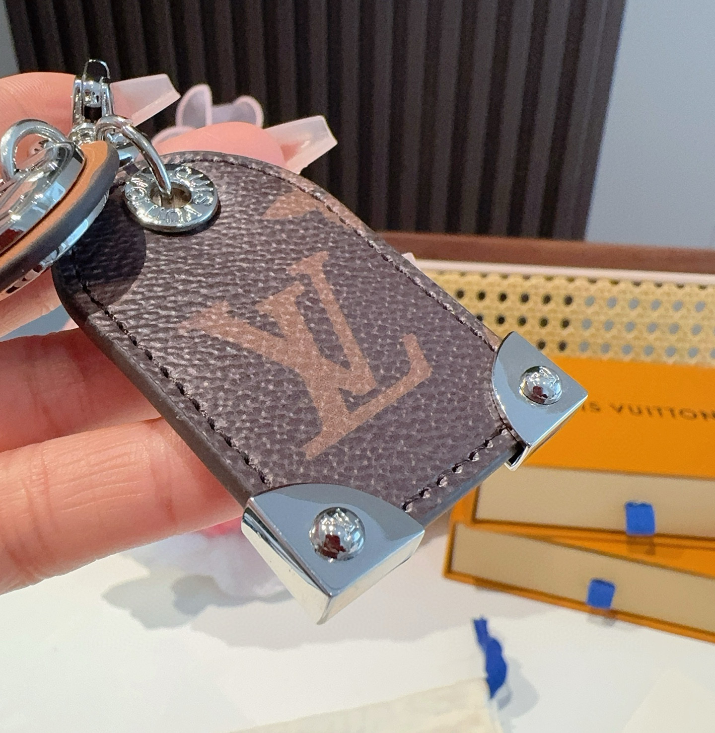 
P95 🔥 路易威登LV钥匙扣挂件M64180  Travel Tag包饰与钥匙扣彰显游牧精神，向路易威登制箱传统致敬，该配饰由奢华材料制成，饰有LV首字母和圆形LV标识坠饰。可进行个性化定制，打造个人专属饰面。