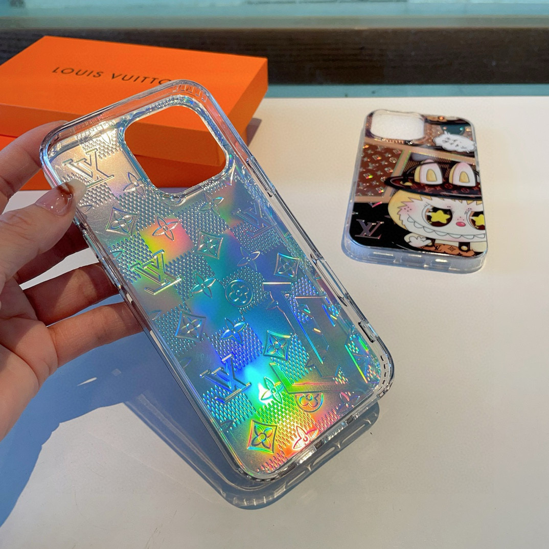 P80💕新品💕✨LV拉布布手机壳双层镭射浮雕系列💫质量扛打 耐磨性强
型号：为了不出现报错型号，请打开本机查看手机设置显示的型号
iPhone16系列更新 
iPhone16pro Max（6.9）
iPhone16pro。   （6.3）
iPhone16 （6.3）
iPhone15pro max （6.7）
iPhone15pro（6.1）
iPhone15（6.1）
iPhone14（6.1）
iPhone14pro（6.1）
iPhone14pro Max（6.7）
需定制型号（13/13pro/13pm）不做plus 