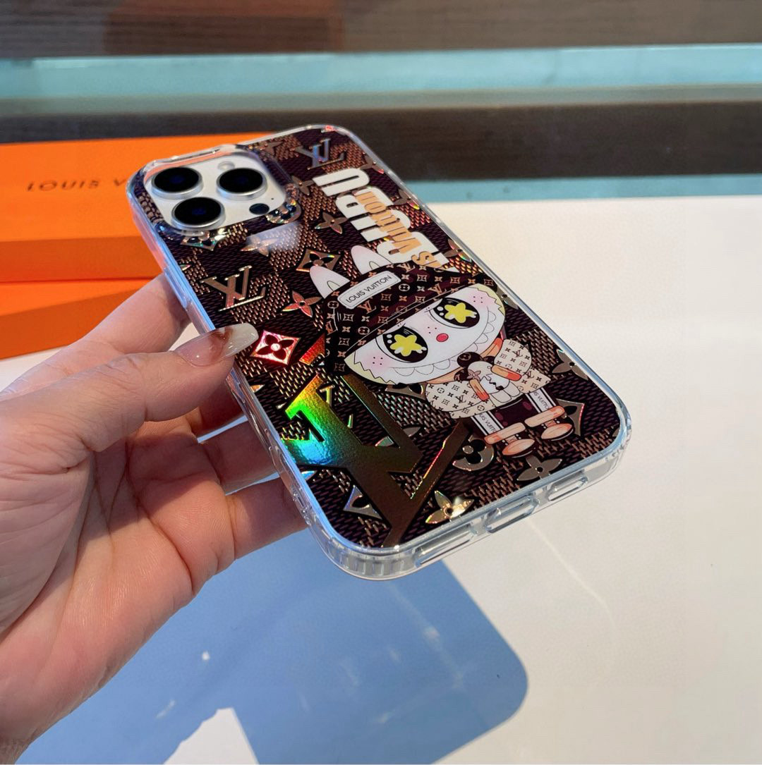 P80💕新品💕✨LV拉布布手机壳双层镭射浮雕系列💫质量扛打 耐磨性强
型号：为了不出现报错型号，请打开本机查看手机设置显示的型号
iPhone16系列更新 
iPhone16pro Max（6.9）
iPhone16pro。   （6.3）
iPhone16 （6.3）
iPhone15pro max （6.7）
iPhone15pro（6.1）
iPhone15（6.1）
iPhone14（6.1）
iPhone14pro（6.1）
iPhone14pro Max（6.7）
需定制型号（13/13pro/13pm）不做plus 