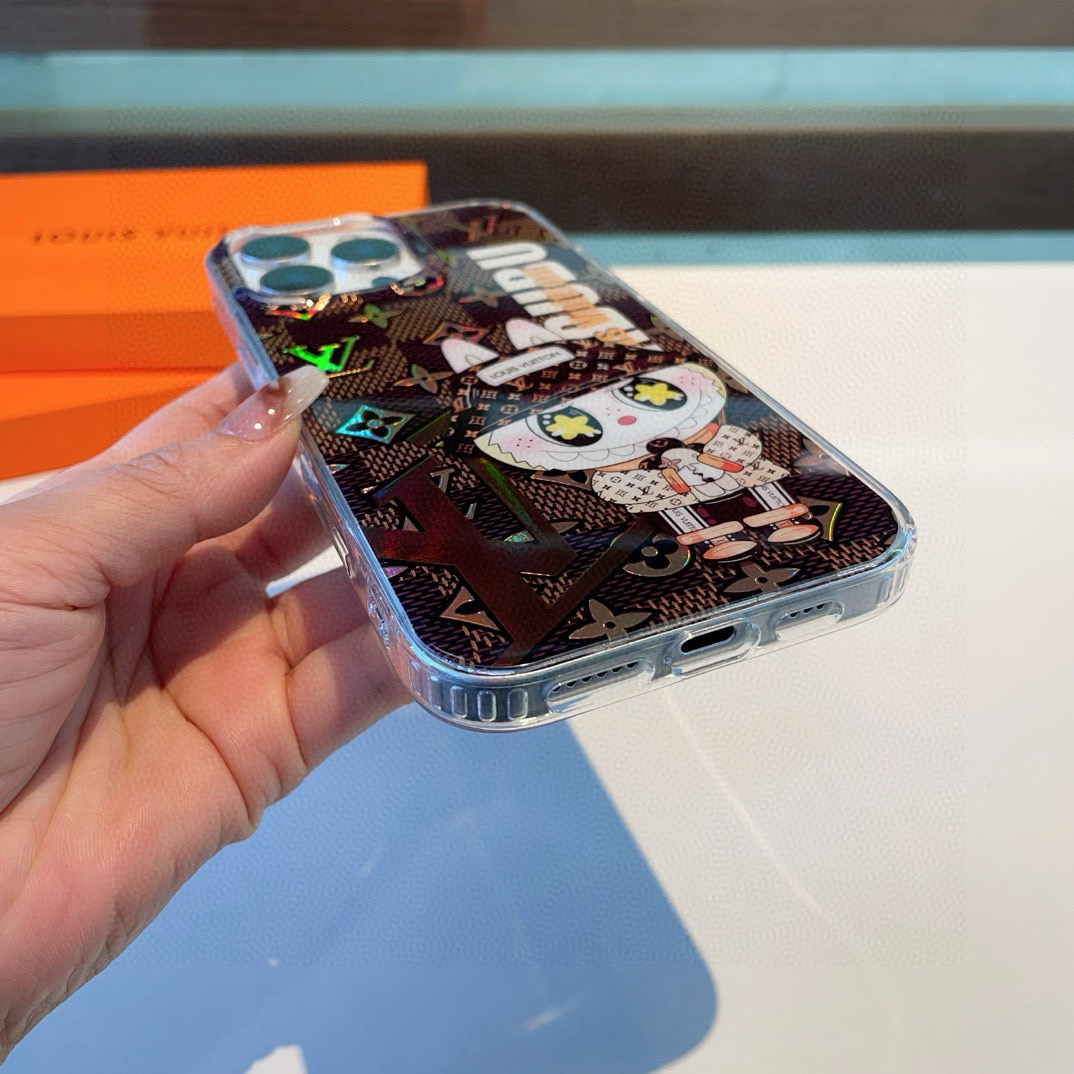 P80💕新品💕✨LV拉布布手机壳双层镭射浮雕系列💫质量扛打 耐磨性强
型号：为了不出现报错型号，请打开本机查看手机设置显示的型号
iPhone16系列更新 
iPhone16pro Max（6.9）
iPhone16pro。   （6.3）
iPhone16 （6.3）
iPhone15pro max （6.7）
iPhone15pro（6.1）
iPhone15（6.1）
iPhone14（6.1）
iPhone14pro（6.1）
iPhone14pro Max（6.7）
需定制型号（13/13pro/13pm）不做plus 