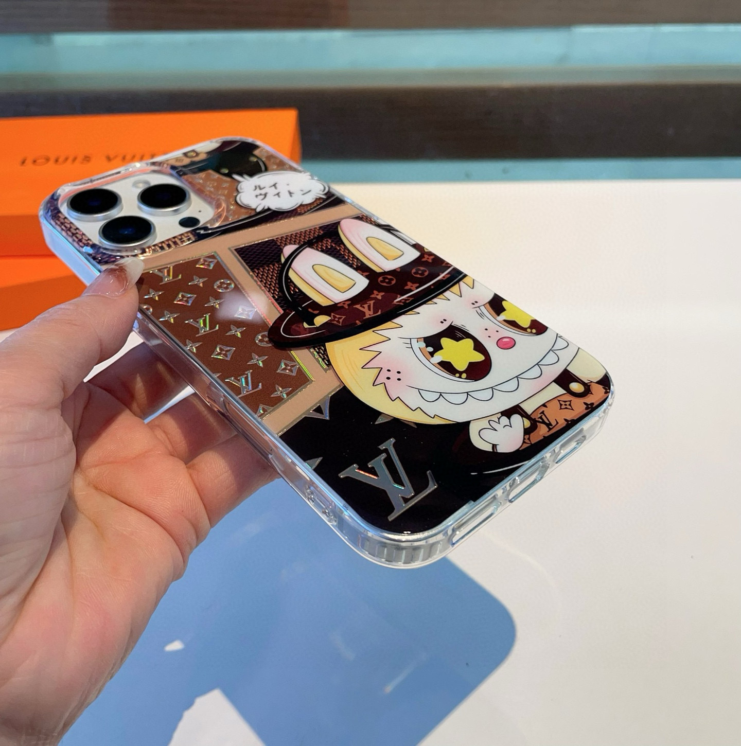 P80💕新品💕✨LV拉布布手机壳双层镭射浮雕系列💫质量扛打 耐磨性强
型号：为了不出现报错型号，请打开本机查看手机设置显示的型号
iPhone16系列更新 
iPhone16pro Max（6.9）
iPhone16pro。   （6.3）
iPhone16 （6.3）
iPhone15pro max （6.7）
iPhone15pro（6.1）
iPhone15（6.1）
iPhone14（6.1）
iPhone14pro（6.1）
iPhone14pro Max（6.7）
需定制型号（13/13pro/13pm）不做plus 