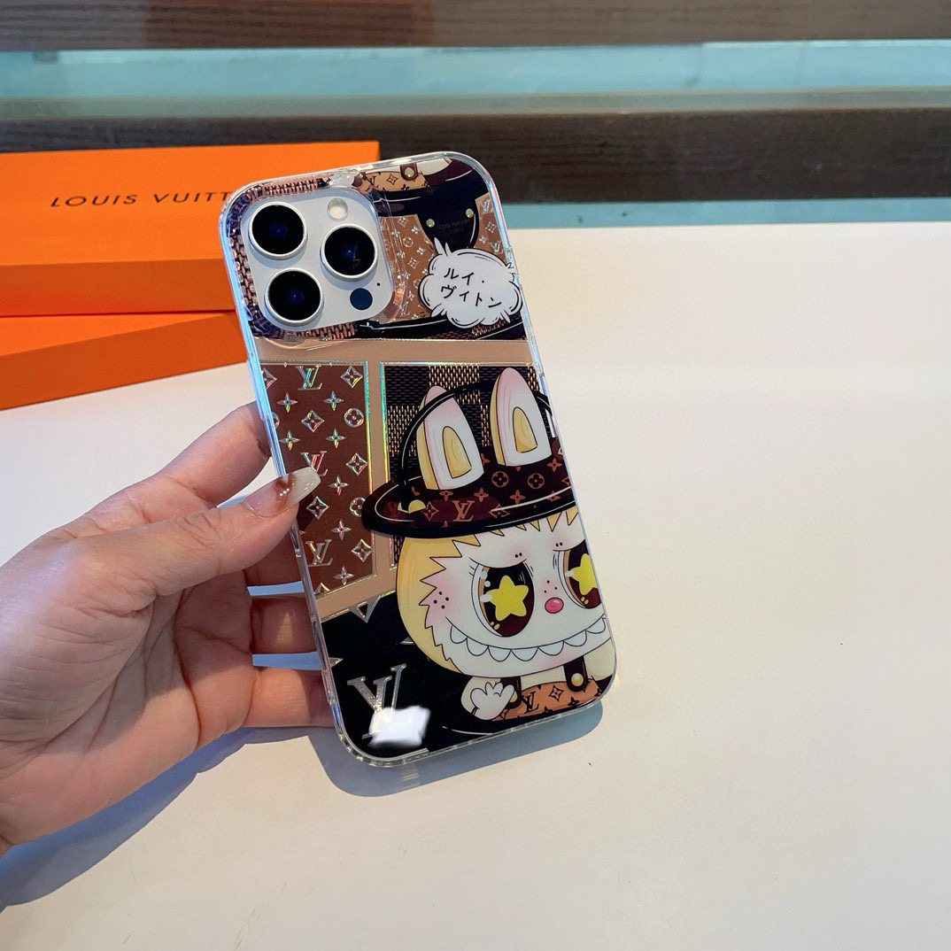 P80💕新品💕✨LV拉布布手机壳双层镭射浮雕系列💫质量扛打 耐磨性强
型号：为了不出现报错型号，请打开本机查看手机设置显示的型号
iPhone16系列更新 
iPhone16pro Max（6.9）
iPhone16pro。   （6.3）
iPhone16 （6.3）
iPhone15pro max （6.7）
iPhone15pro（6.1）
iPhone15（6.1）
iPhone14（6.1）
iPhone14pro（6.1）
iPhone14pro Max（6.7）
需定制型号（13/13pro/13pm）不做plus 