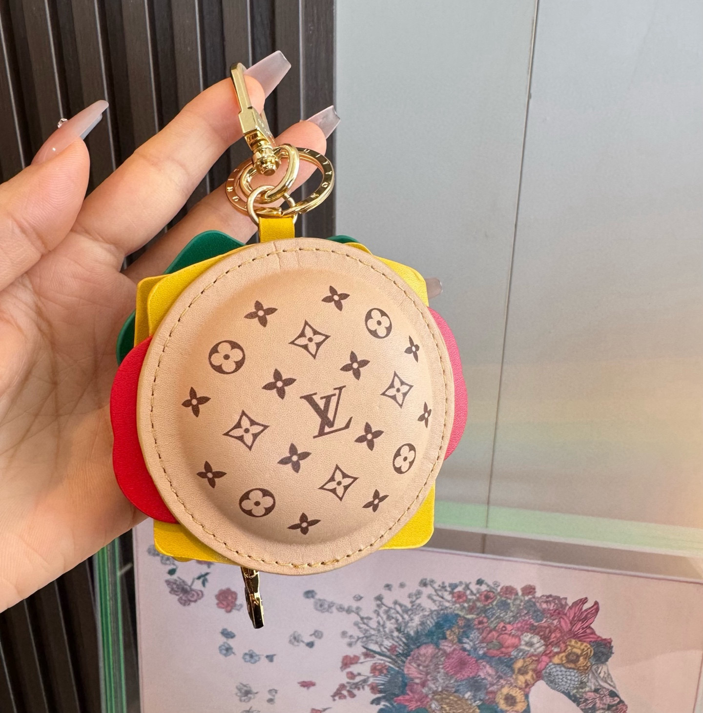 P 125 🔥新品❗️迷你汉堡🍔挂件挂饰Lv钥匙扣 蓝牙耳机包
Louis Vuitton 路易威登汉堡包🍔汉堡耳机包挂饰挂件户外休闲穿搭的包包搭配一个精美的挂饰，时尚感满满且十分亮眼。这款汉堡包形状挂饰以美食为亮点设计，非常精妙
