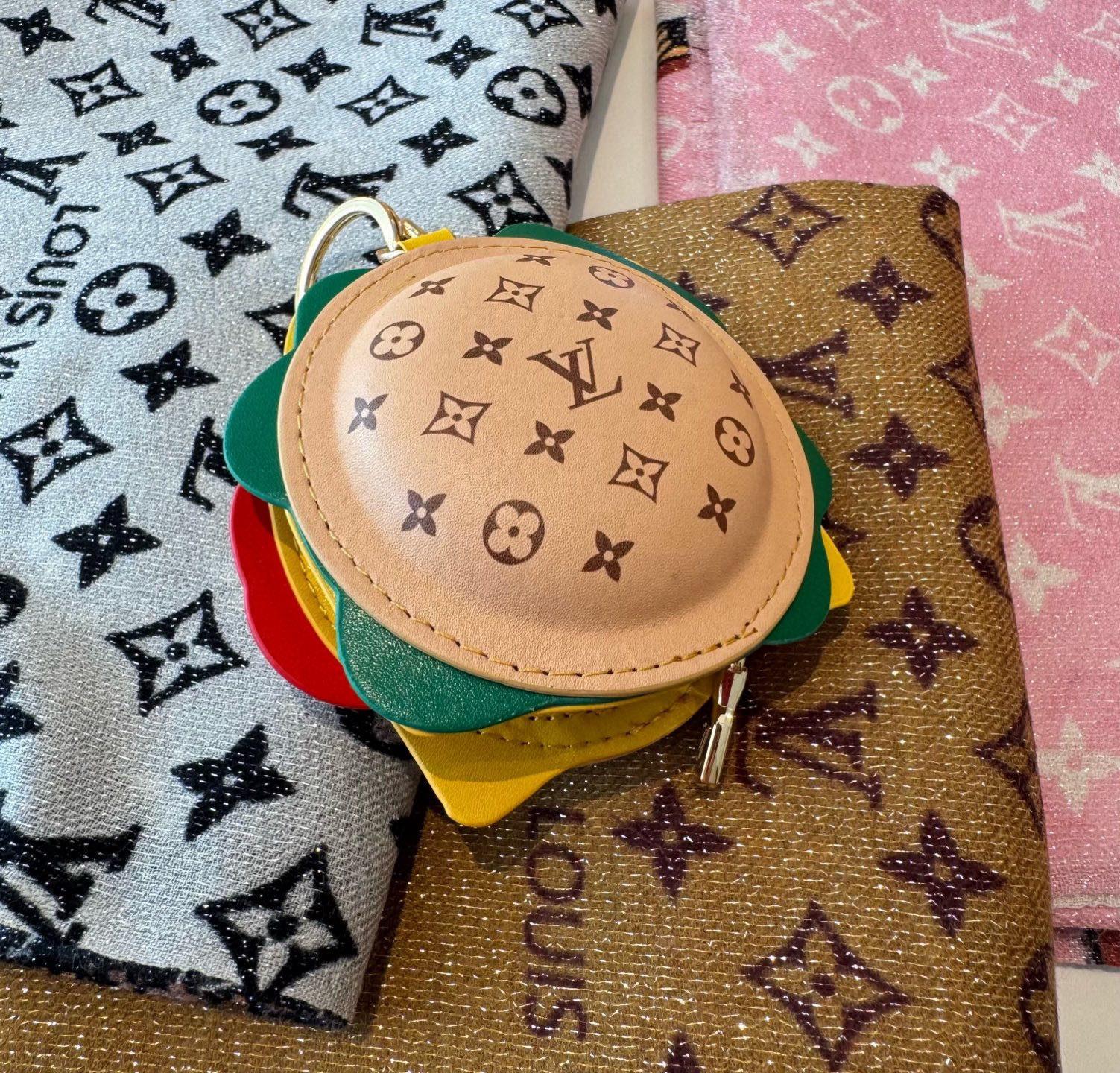 P 125 🔥新品❗️迷你汉堡🍔挂件挂饰Lv钥匙扣 蓝牙耳机包
Louis Vuitton 路易威登汉堡包🍔汉堡耳机包挂饰挂件户外休闲穿搭的包包搭配一个精美的挂饰，时尚感满满且十分亮眼。这款汉堡包形状挂饰以美食为亮点设计，非常精妙
