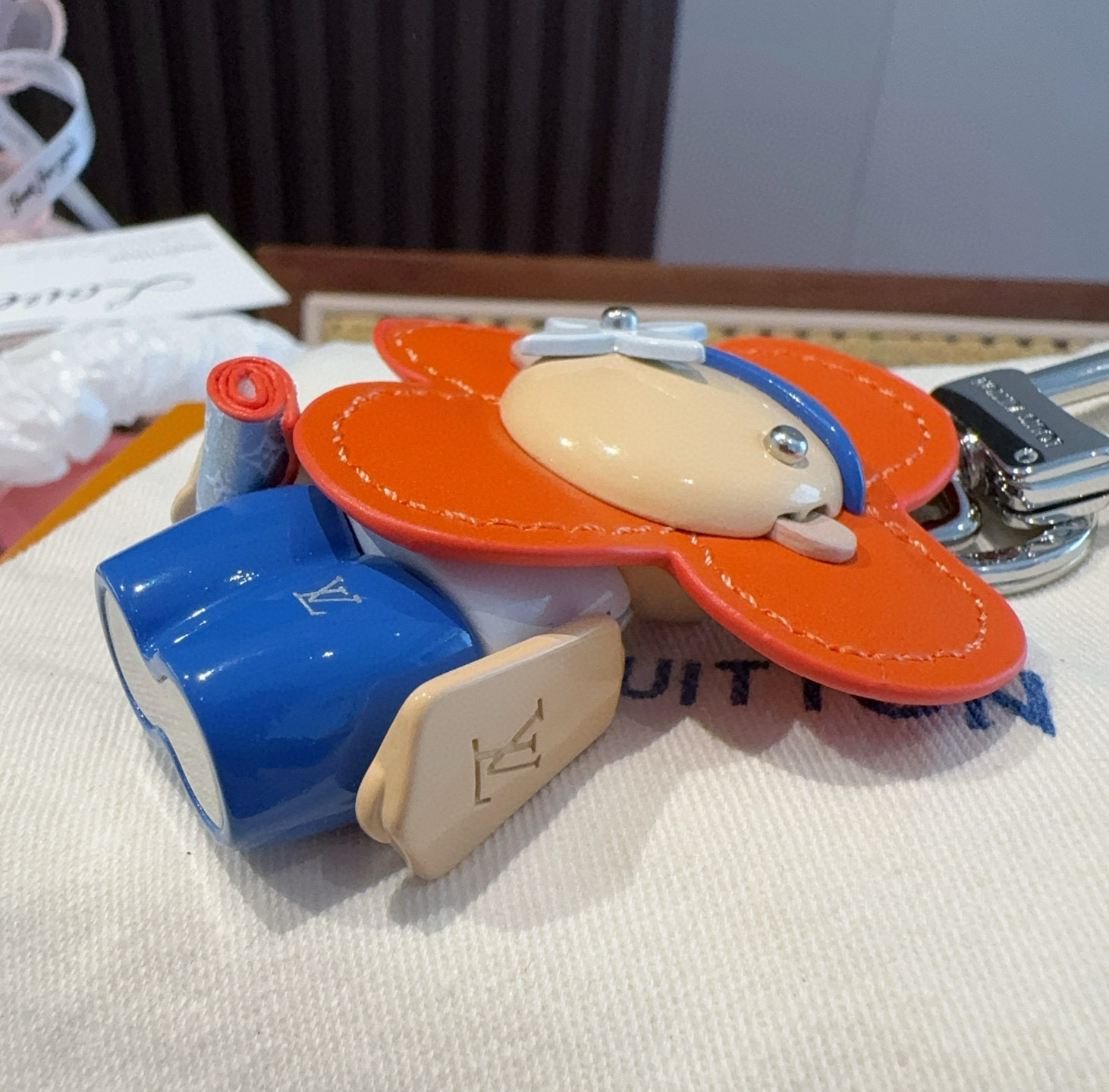 P125🔥Louis Vuitton 路易威登 薇薇安钥匙扣 LV包饰挂件 太阳花公仔 精钢五金  原版logo精致 质感超赞👍