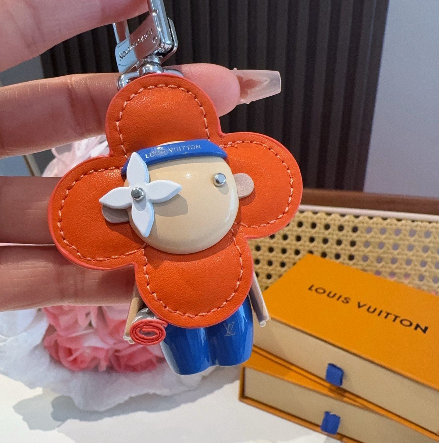 P125🔥Louis Vuitton 路易威登 薇薇安钥匙扣 LV包饰挂件 太阳花公仔 精钢五金  原版logo精致 质感超赞👍