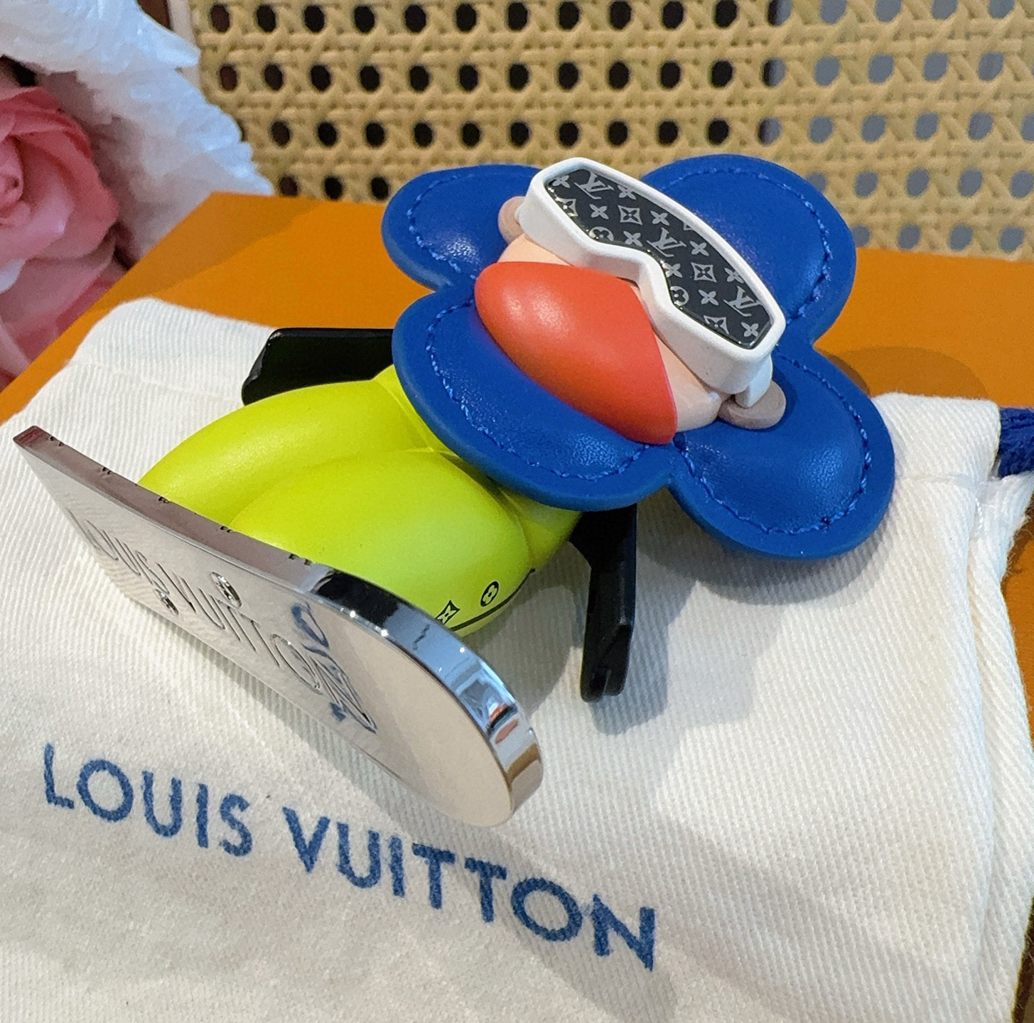 
P125 🔥Louis Vuitton/路易威登LV新品钥匙扣包包挂饰 车钥匙挂件薇薇安滑板⛷️
官网 M00965 LV小吉祥物&rdquo;迷你护目镜和滑雪板呈现经典 Monogram 图案
哑光皮革
花瓣和衣身临 羽绒夹克的蓬松感，真的好看😀