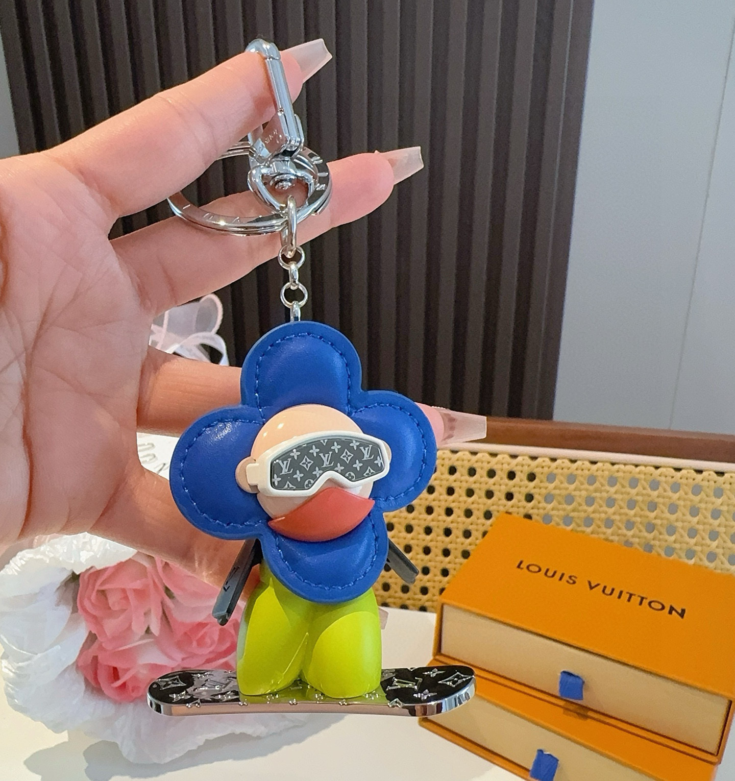 
P125 🔥Louis Vuitton/路易威登LV新品钥匙扣包包挂饰 车钥匙挂件薇薇安滑板⛷️
官网 M00965 LV小吉祥物&rdquo;迷你护目镜和滑雪板呈现经典 Monogram 图案
哑光皮革
花瓣和衣身临 羽绒夹克的蓬松感，真的好看😀