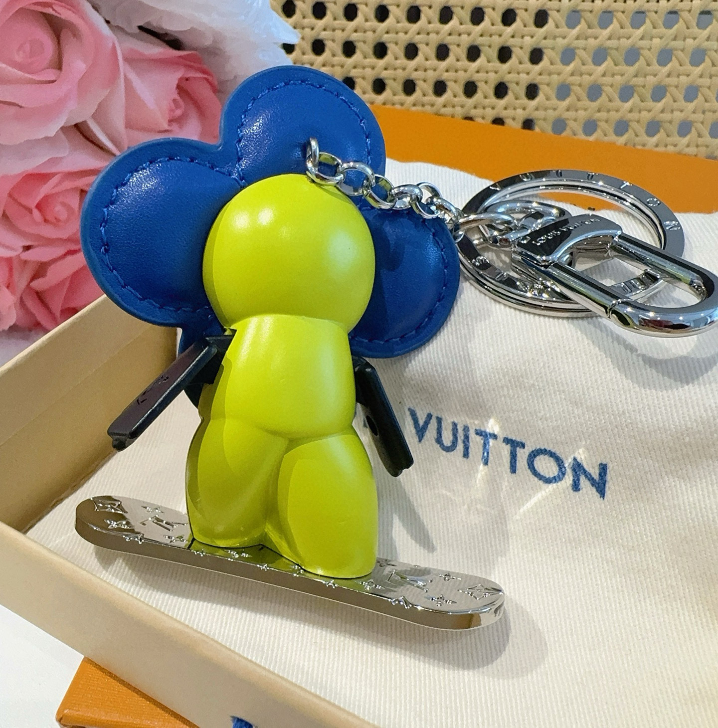 
P125 🔥Louis Vuitton/路易威登LV新品钥匙扣包包挂饰 车钥匙挂件薇薇安滑板⛷️
官网 M00965 LV小吉祥物&rdquo;迷你护目镜和滑雪板呈现经典 Monogram 图案
哑光皮革
花瓣和衣身临 羽绒夹克的蓬松感，真的好看😀