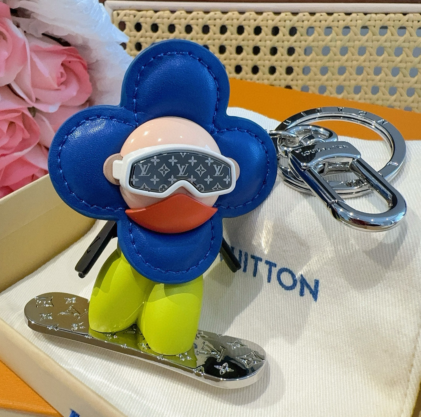 
P125 🔥Louis Vuitton/路易威登LV新品钥匙扣包包挂饰 车钥匙挂件薇薇安滑板⛷️
官网 M00965 LV小吉祥物&rdquo;迷你护目镜和滑雪板呈现经典 Monogram 图案
哑光皮革
花瓣和衣身临 羽绒夹克的蓬松感，真的好看😀