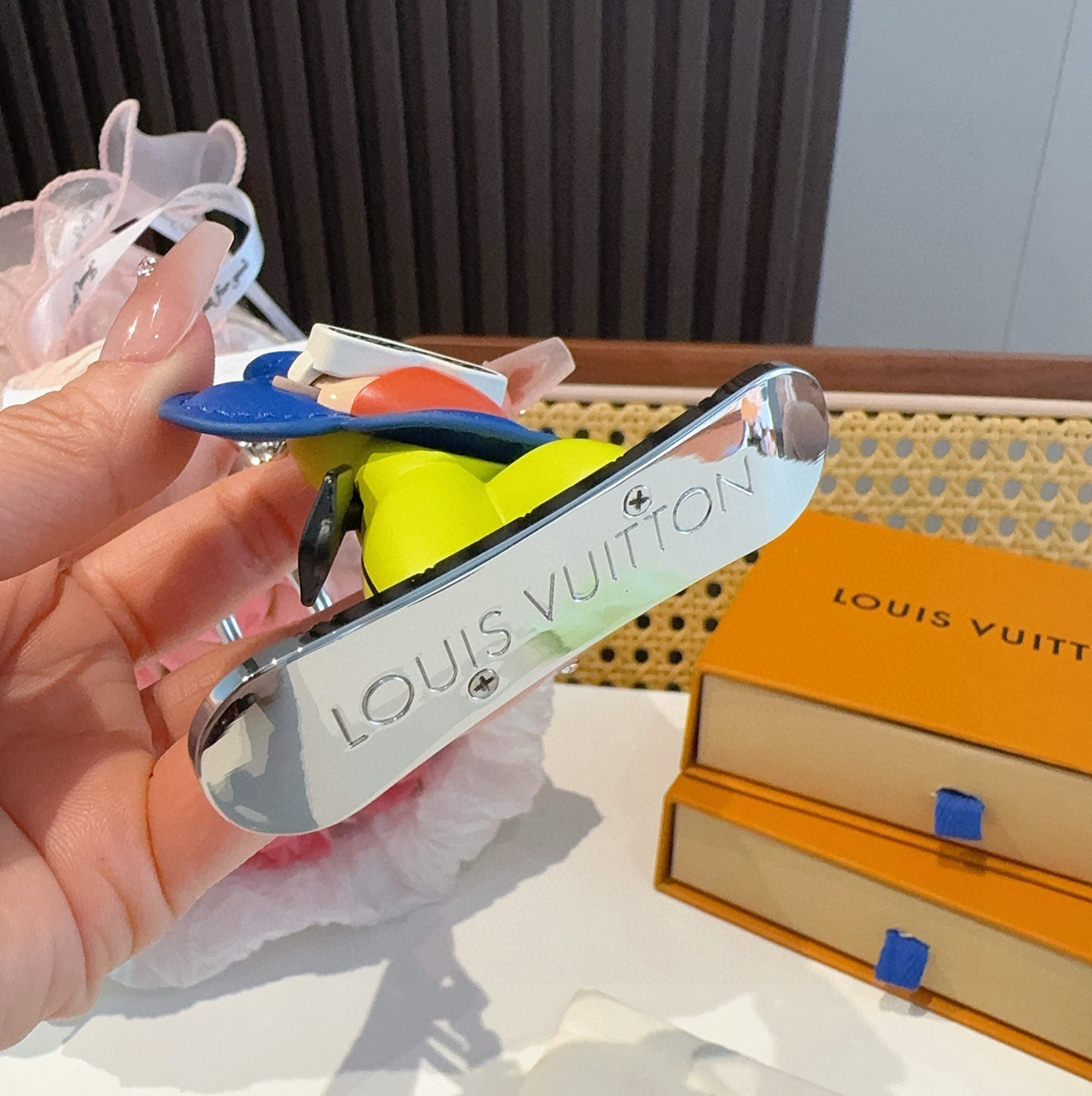 
P125 🔥Louis Vuitton/路易威登LV新品钥匙扣包包挂饰 车钥匙挂件薇薇安滑板⛷️
官网 M00965 LV小吉祥物&rdquo;迷你护目镜和滑雪板呈现经典 Monogram 图案
哑光皮革
花瓣和衣身临 羽绒夹克的蓬松感，真的好看😀