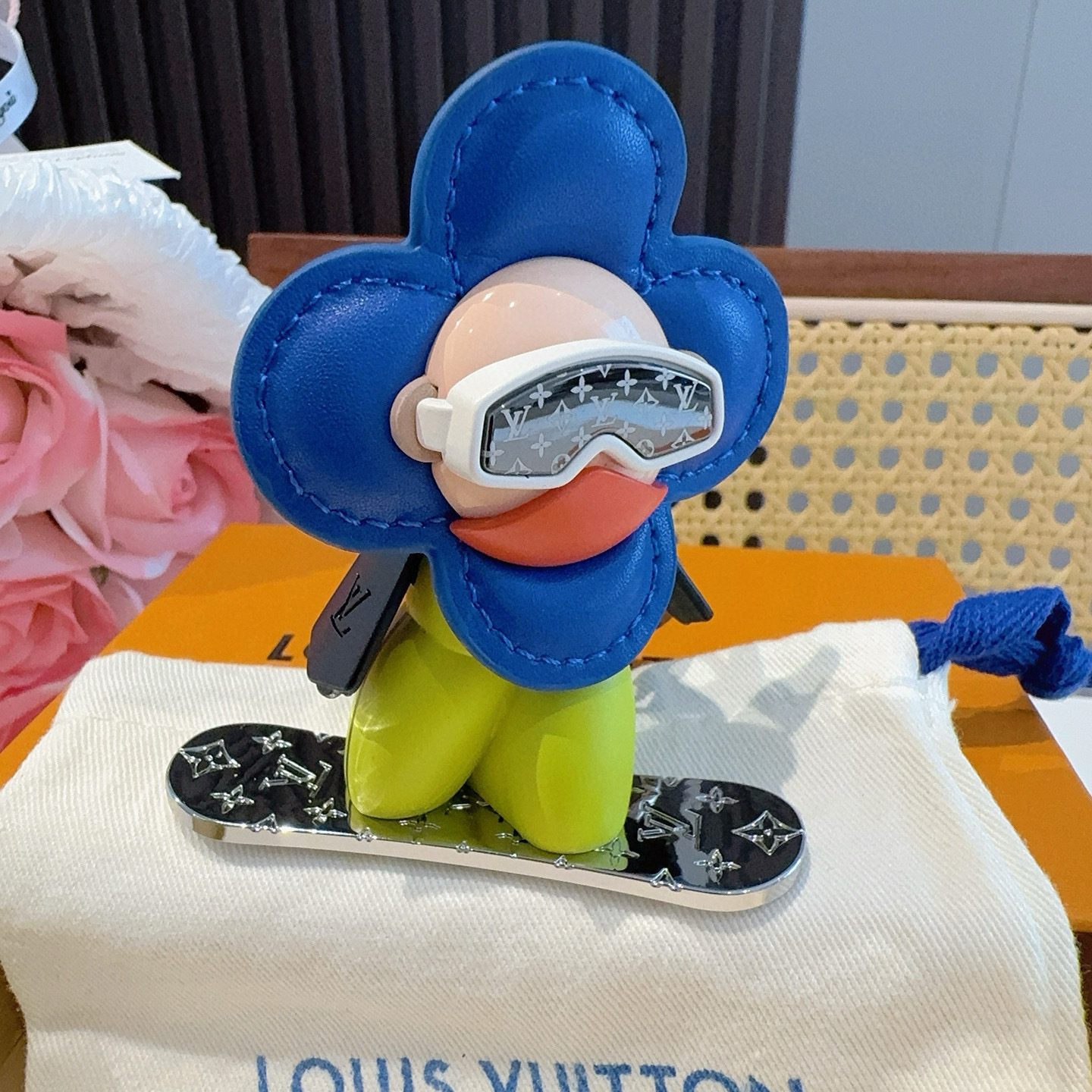 
P125 🔥Louis Vuitton/路易威登LV新品钥匙扣包包挂饰 车钥匙挂件薇薇安滑板⛷️
官网 M00965 LV小吉祥物&rdquo;迷你护目镜和滑雪板呈现经典 Monogram 图案
哑光皮革
花瓣和衣身临 羽绒夹克的蓬松感，真的好看😀