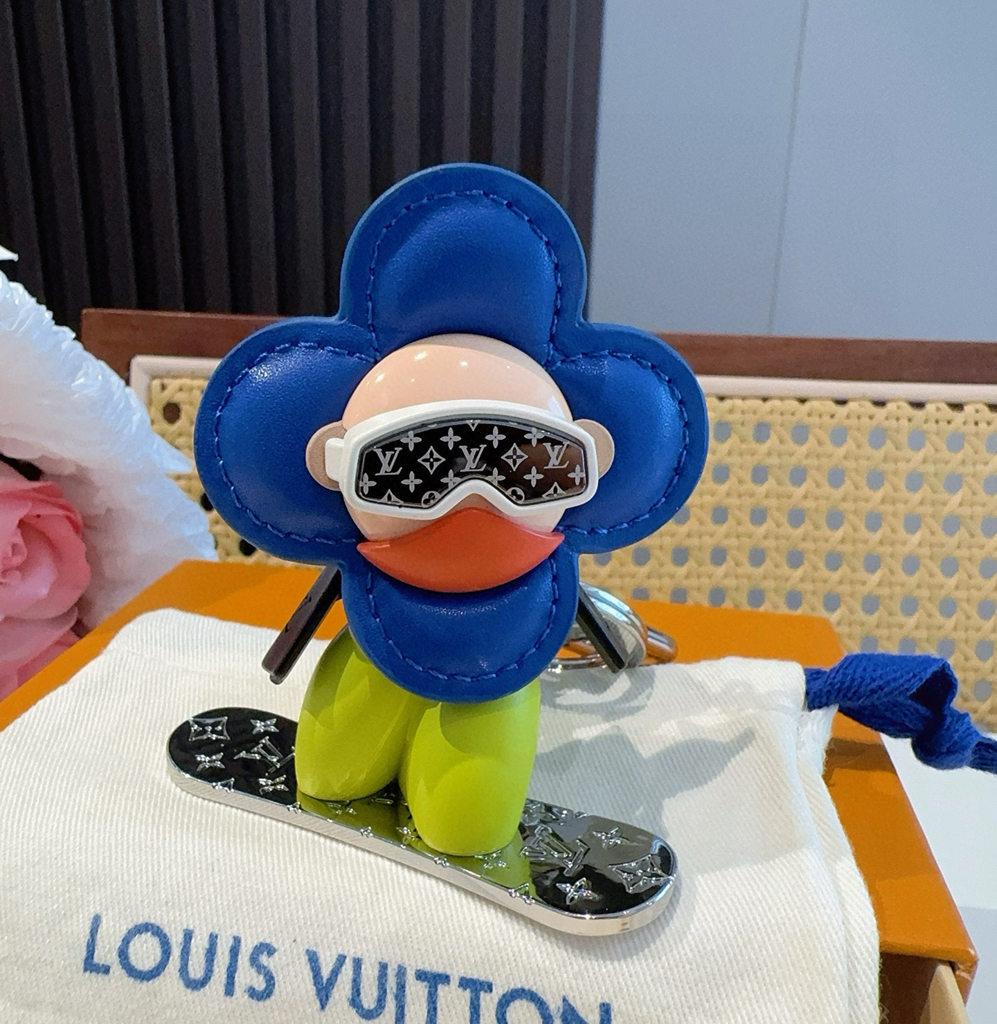 
P125 🔥Louis Vuitton/路易威登LV新品钥匙扣包包挂饰 车钥匙挂件薇薇安滑板⛷️
官网 M00965 LV小吉祥物&rdquo;迷你护目镜和滑雪板呈现经典 Monogram 图案
哑光皮革
花瓣和衣身临 羽绒夹克的蓬松感，真的好看😀
