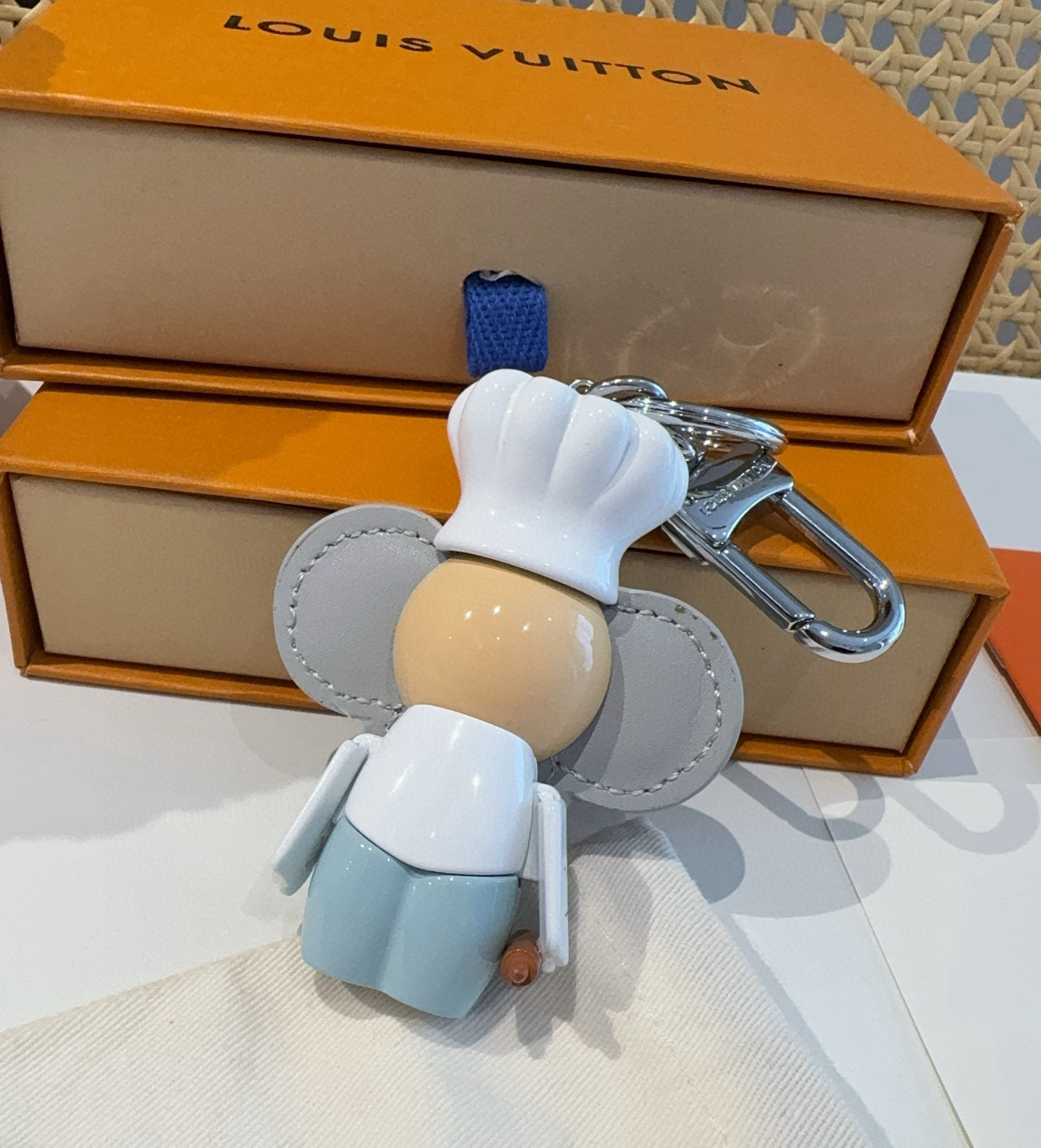 P130 路易威登LV钥匙扣包包挂饰M01467 
Vivienne 形象戴上路易威登标识厨师帽、手持擀面杖，并为 Monogram 皮革花瓣沾上巧克力，令品牌吉祥物在 Vivienne Baker 包饰中化身欢乐烘焙师。可搭配崭新 LVChocolate Bar 配饰，成就收藏佳选 帽子及身体陶瓷烤漆材质 实物质感超赞👍