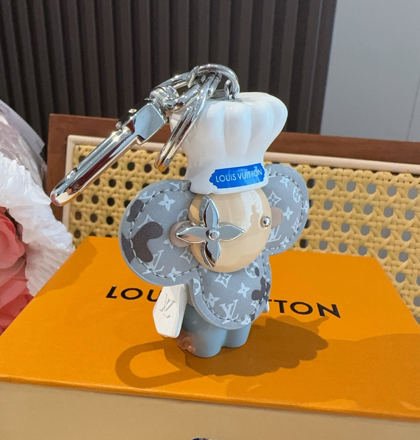 P130 路易威登LV钥匙扣包包挂饰M01467 
Vivienne 形象戴上路易威登标识厨师帽、手持擀面杖，并为 Monogram 皮革花瓣沾上巧克力，令品牌吉祥物在 Vivienne Baker 包饰中化身欢乐烘焙师。可搭配崭新 LVChocolate Bar 配饰，成就收藏佳选 帽子及身体陶瓷烤漆材质 实物质感超赞👍