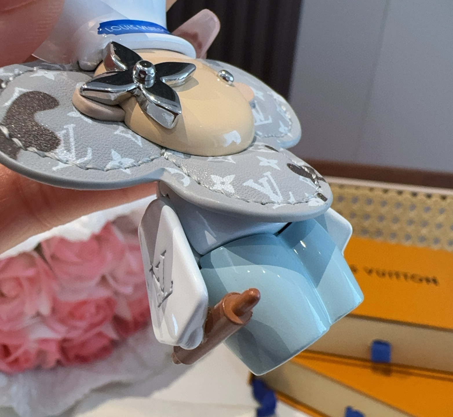 P130 路易威登LV钥匙扣包包挂饰M01467 
Vivienne 形象戴上路易威登标识厨师帽、手持擀面杖，并为 Monogram 皮革花瓣沾上巧克力，令品牌吉祥物在 Vivienne Baker 包饰中化身欢乐烘焙师。可搭配崭新 LVChocolate Bar 配饰，成就收藏佳选 帽子及身体陶瓷烤漆材质 实物质感超赞👍