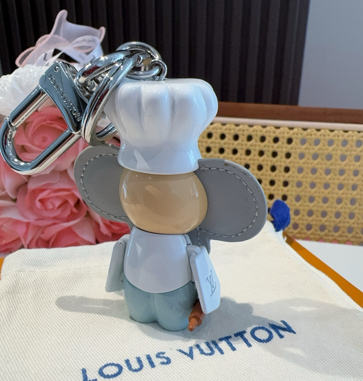 P130 路易威登LV钥匙扣包包挂饰M01467 
Vivienne 形象戴上路易威登标识厨师帽、手持擀面杖，并为 Monogram 皮革花瓣沾上巧克力，令品牌吉祥物在 Vivienne Baker 包饰中化身欢乐烘焙师。可搭配崭新 LVChocolate Bar 配饰，成就收藏佳选 帽子及身体陶瓷烤漆材质 实物质感超赞👍