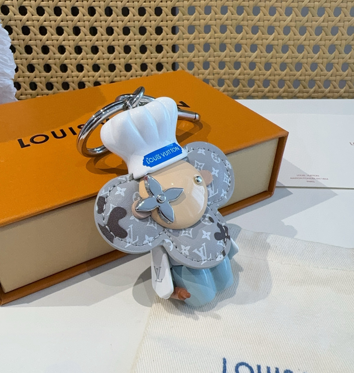 P130 路易威登LV钥匙扣包包挂饰M01467 
Vivienne 形象戴上路易威登标识厨师帽、手持擀面杖，并为 Monogram 皮革花瓣沾上巧克力，令品牌吉祥物在 Vivienne Baker 包饰中化身欢乐烘焙师。可搭配崭新 LVChocolate Bar 配饰，成就收藏佳选 帽子及身体陶瓷烤漆材质 实物质感超赞👍