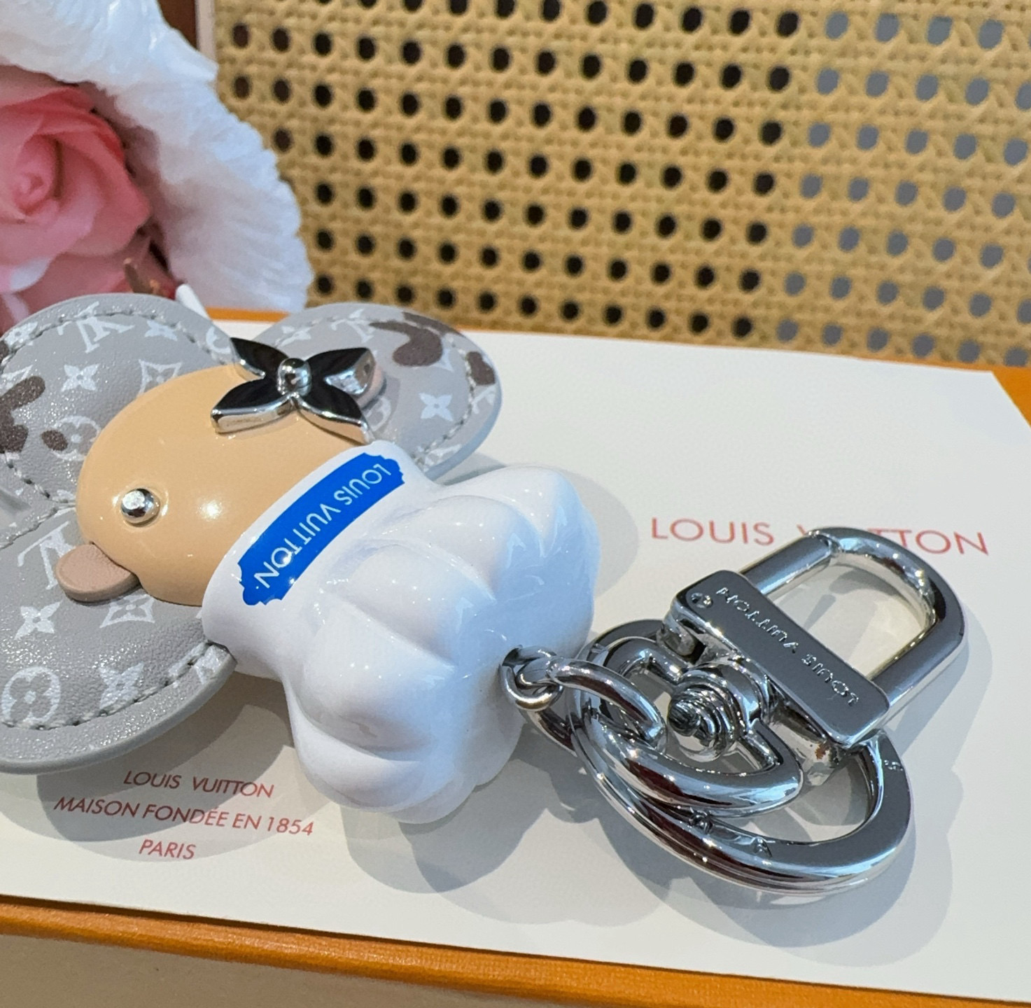 P130 路易威登LV钥匙扣包包挂饰M01467 
Vivienne 形象戴上路易威登标识厨师帽、手持擀面杖，并为 Monogram 皮革花瓣沾上巧克力，令品牌吉祥物在 Vivienne Baker 包饰中化身欢乐烘焙师。可搭配崭新 LVChocolate Bar 配饰，成就收藏佳选 帽子及身体陶瓷烤漆材质 实物质感超赞👍