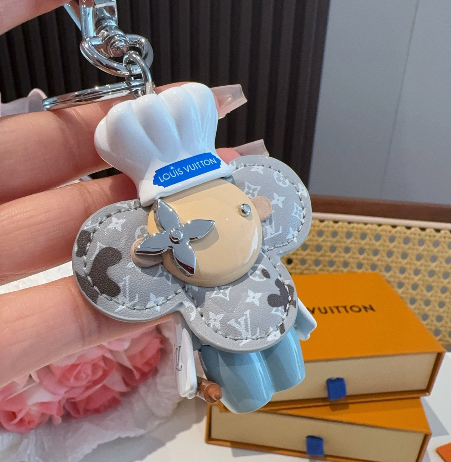 P130 路易威登LV钥匙扣包包挂饰M01467 
Vivienne 形象戴上路易威登标识厨师帽、手持擀面杖，并为 Monogram 皮革花瓣沾上巧克力，令品牌吉祥物在 Vivienne Baker 包饰中化身欢乐烘焙师。可搭配崭新 LVChocolate Bar 配饰，成就收藏佳选 帽子及身体陶瓷烤漆材质 实物质感超赞👍