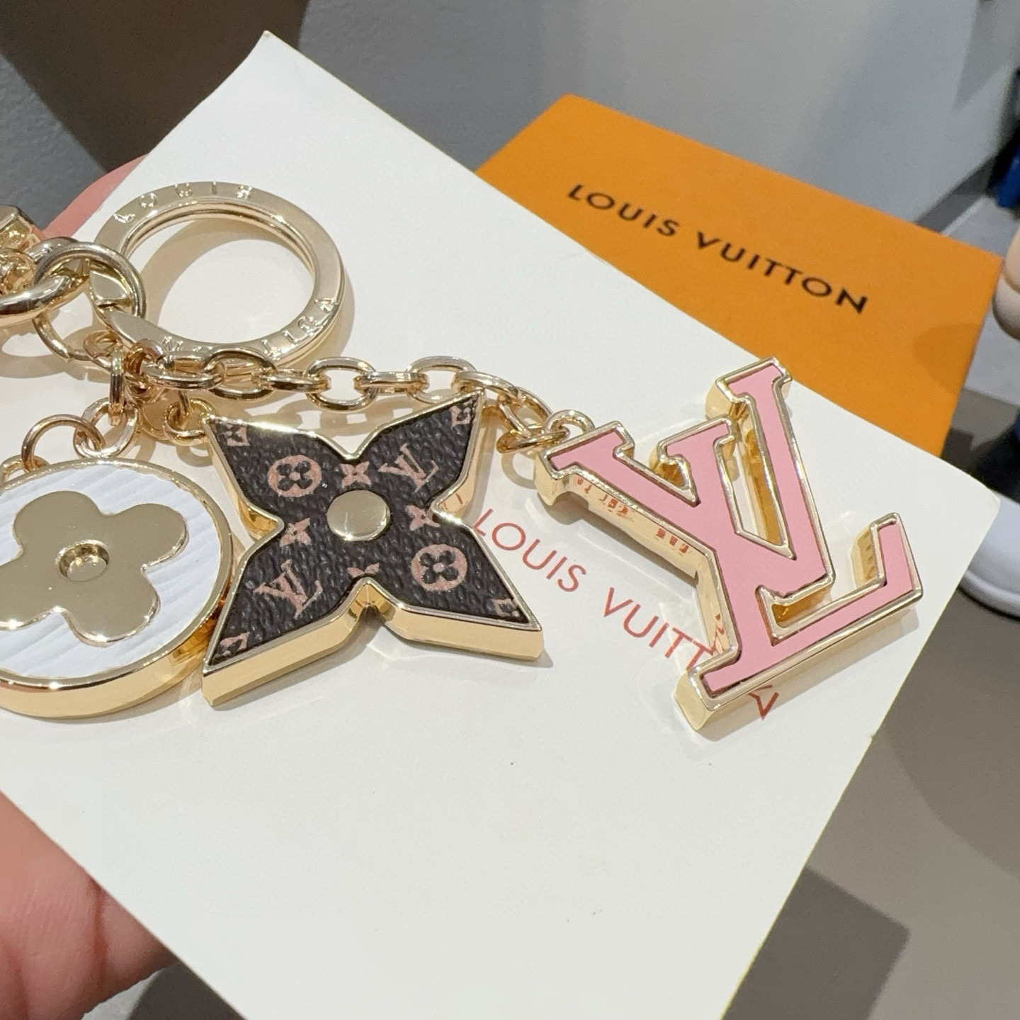 P105🔥Lv 钥匙扣包挂件
Spring Street Chain 包饰将 Monogram 花卉和 LV 字母等经典元素化为袖珍挂饰，在淡雅色彩和 Monogram 帆布的点缀中流露柔美意蕴。混合材质和形状捕捉视线，路易威登标识铭纹丰富细节。