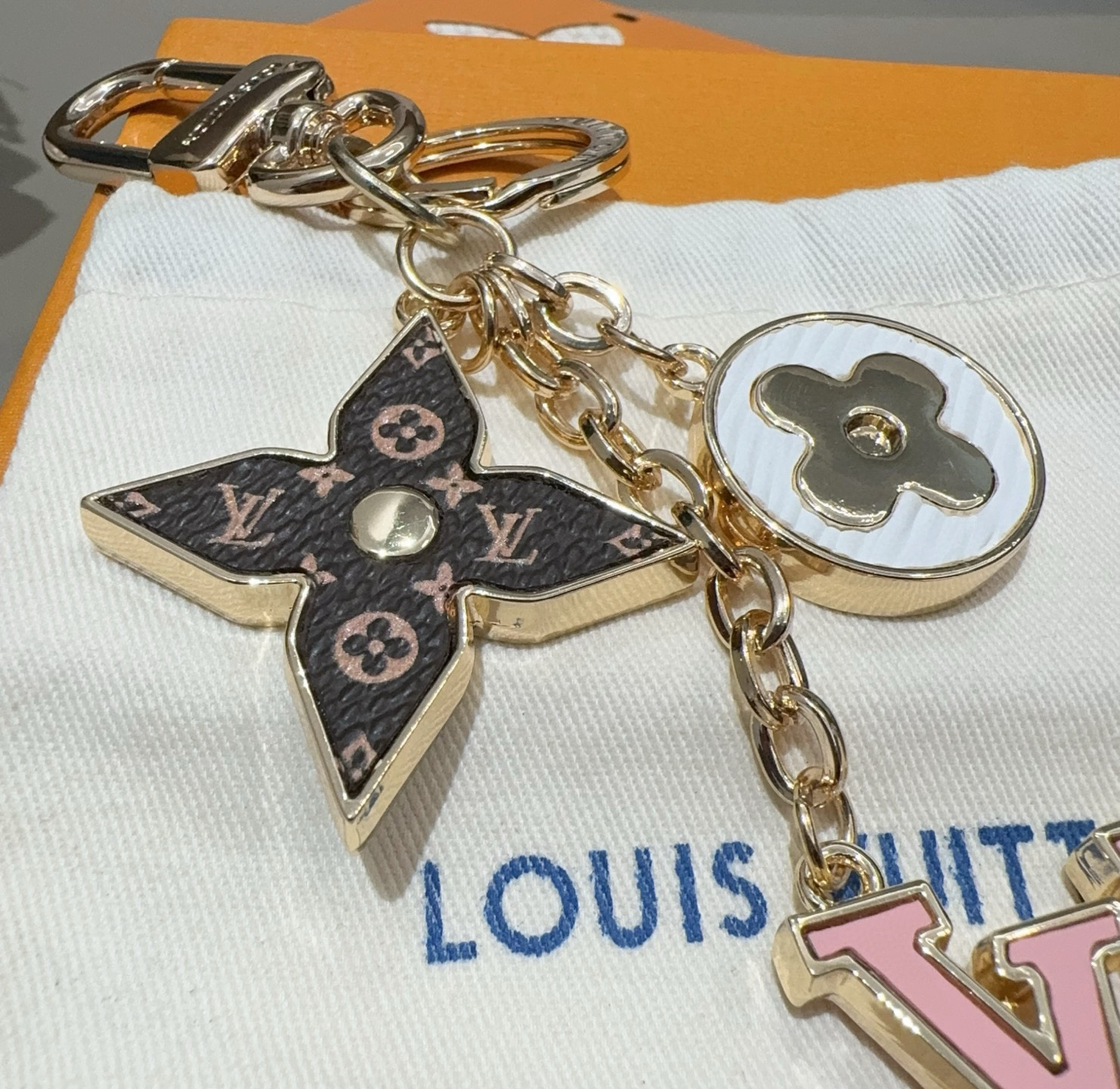 P105🔥Lv 钥匙扣包挂件
Spring Street Chain 包饰将 Monogram 花卉和 LV 字母等经典元素化为袖珍挂饰，在淡雅色彩和 Monogram 帆布的点缀中流露柔美意蕴。混合材质和形状捕捉视线，路易威登标识铭纹丰富细节。