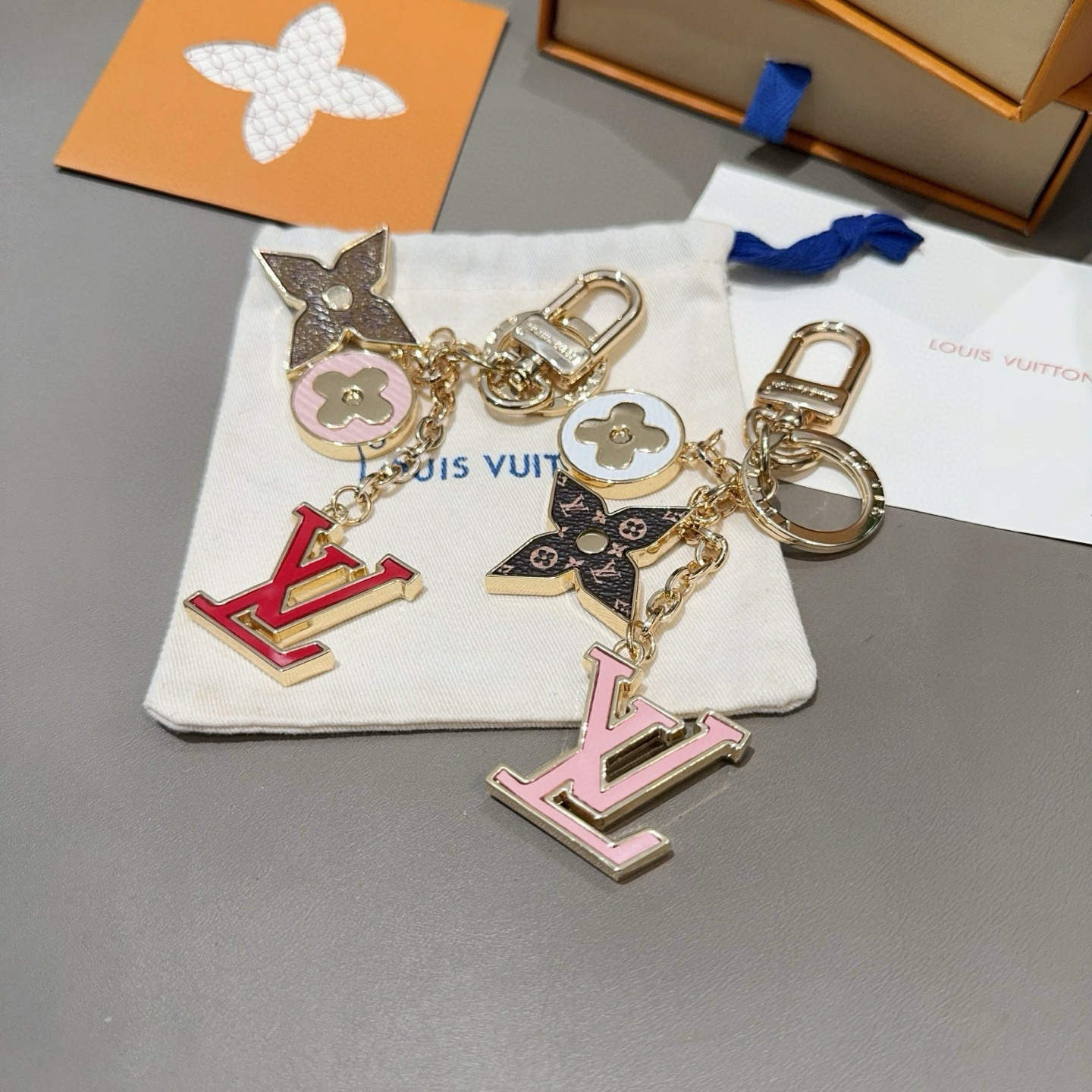 P105🔥Lv 钥匙扣包挂件
Spring Street Chain 包饰将 Monogram 花卉和 LV 字母等经典元素化为袖珍挂饰，在淡雅色彩和 Monogram 帆布的点缀中流露柔美意蕴。混合材质和形状捕捉视线，路易威登标识铭纹丰富细节。