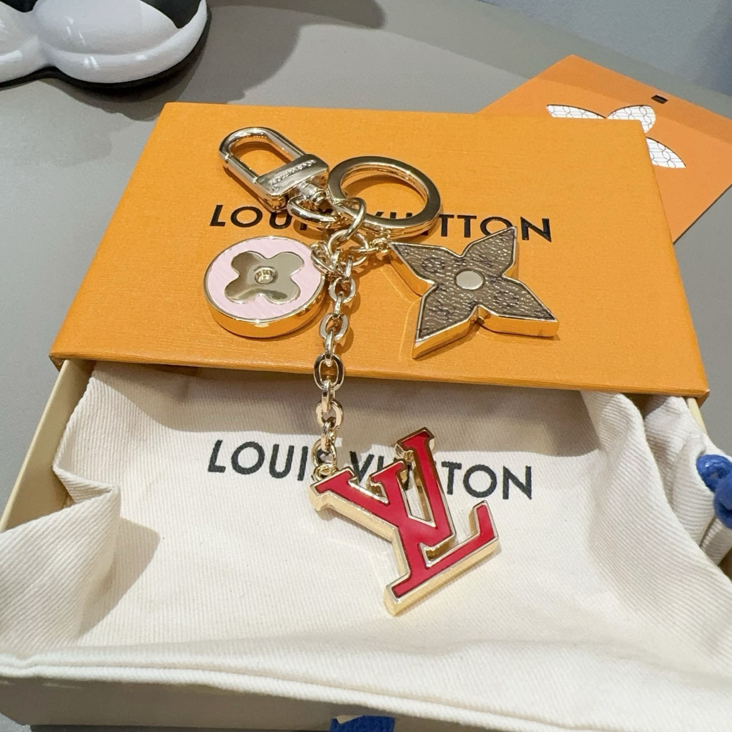 P105🔥Lv 钥匙扣包挂件
Spring Street Chain 包饰将 Monogram 花卉和 LV 字母等经典元素化为袖珍挂饰，在淡雅色彩和 Monogram 帆布的点缀中流露柔美意蕴。混合材质和形状捕捉视线，路易威登标识铭纹丰富细节。