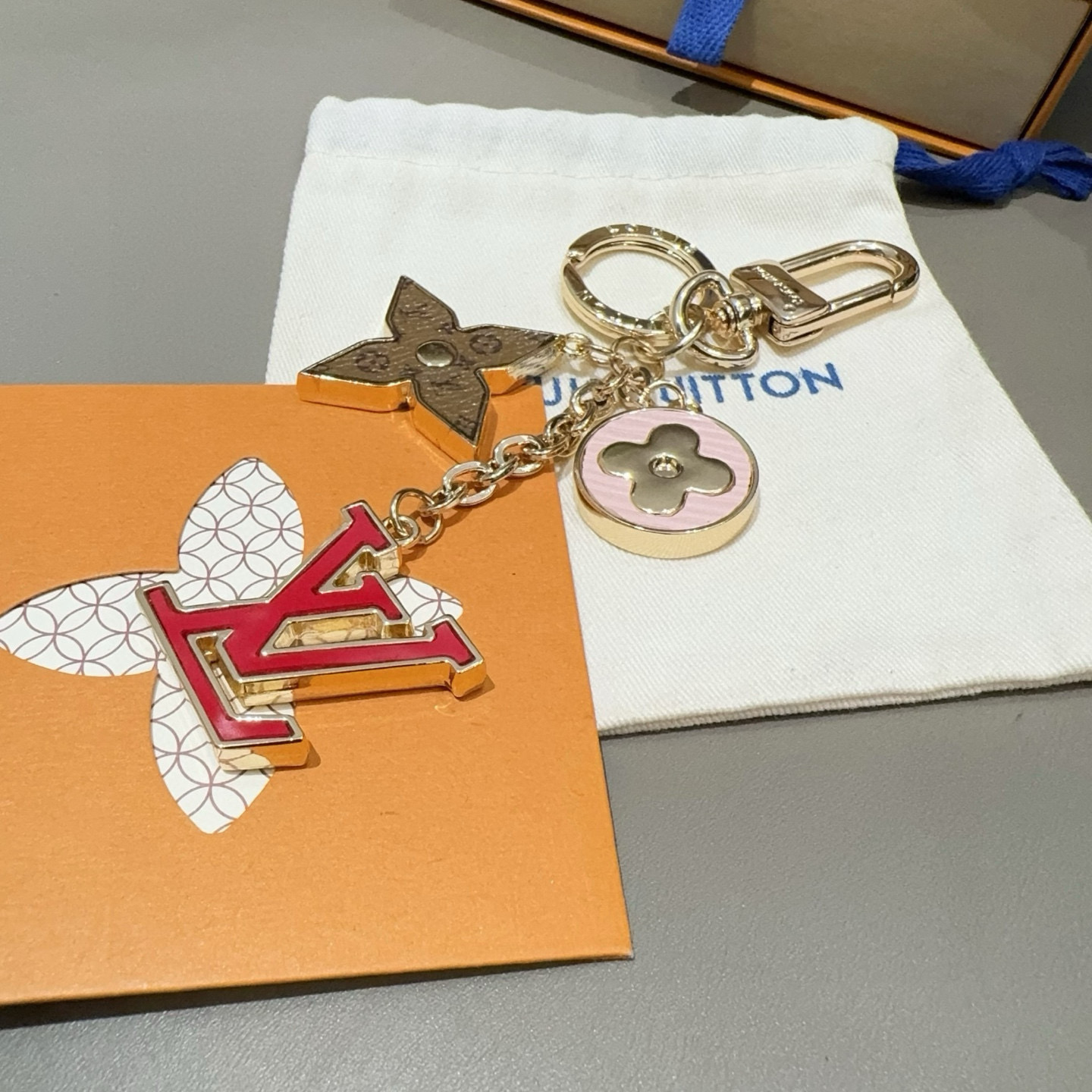 P105🔥Lv 钥匙扣包挂件
Spring Street Chain 包饰将 Monogram 花卉和 LV 字母等经典元素化为袖珍挂饰，在淡雅色彩和 Monogram 帆布的点缀中流露柔美意蕴。混合材质和形状捕捉视线，路易威登标识铭纹丰富细节。