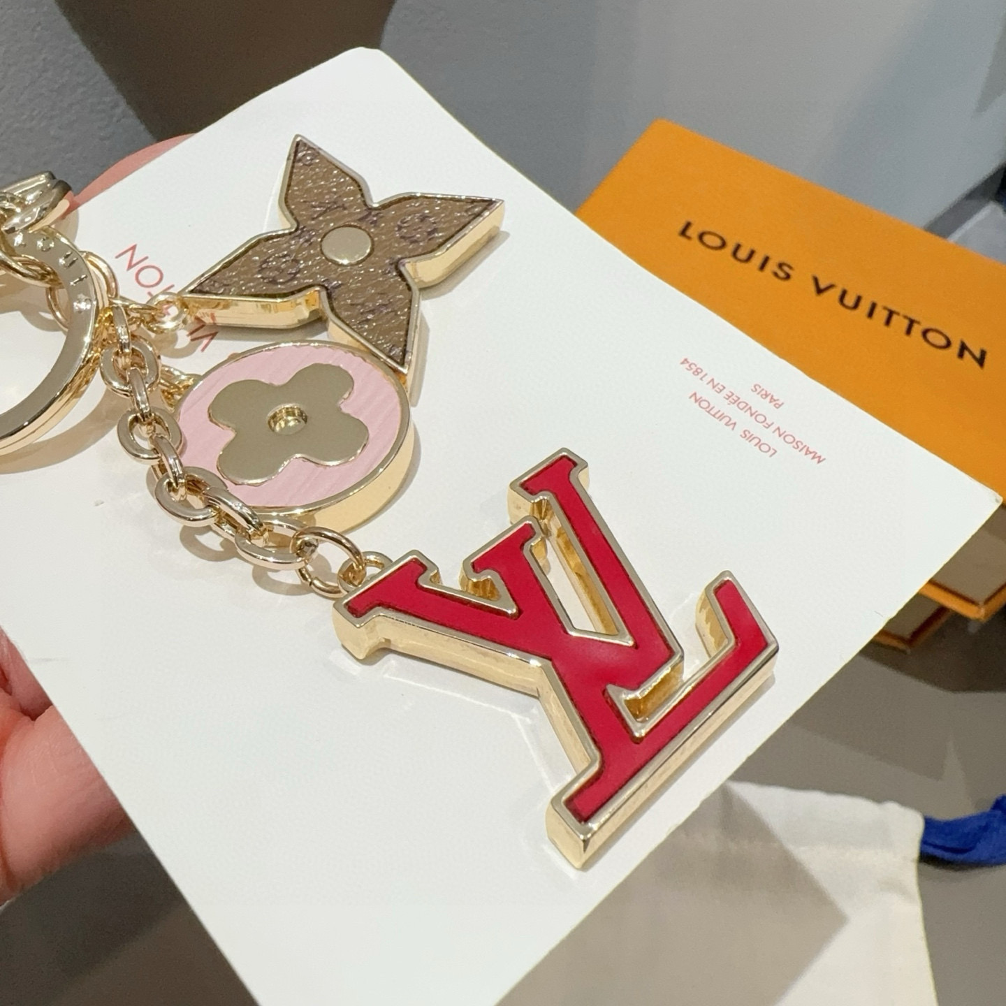 P105🔥Lv 钥匙扣包挂件
Spring Street Chain 包饰将 Monogram 花卉和 LV 字母等经典元素化为袖珍挂饰，在淡雅色彩和 Monogram 帆布的点缀中流露柔美意蕴。混合材质和形状捕捉视线，路易威登标识铭纹丰富细节。