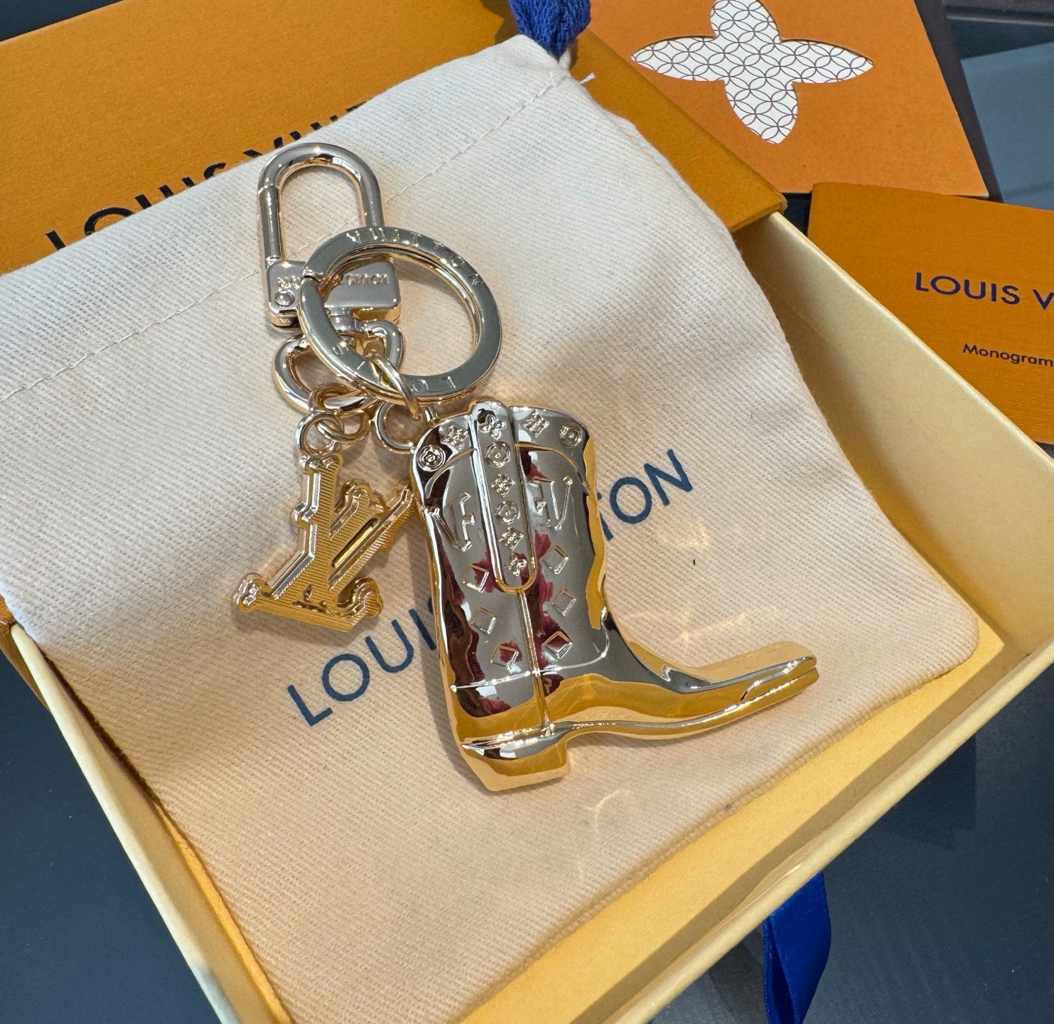 
P90 🔥LV钥匙扣 靴子挂件车钥匙挂饰，品牌经典标识巧妙嵌入链环之间。LV字母装饰于一端优雅垂坠，弹簧扣实现轻松固定，为裤装或手袋注入潮流锋芒。