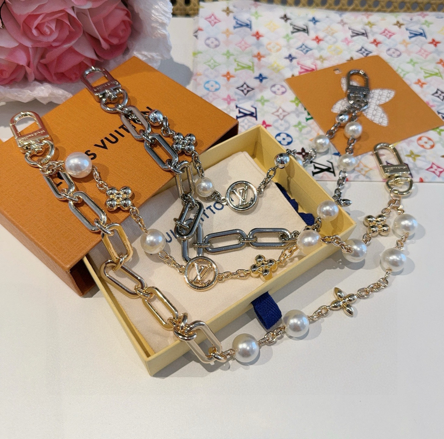 
P100🔥LV钥匙扣 包包挂链 Figaro 腰带链以莹泽黄铜锻造双链设计，再令品牌经典标识巧妙嵌入链环之间。LV字母装饰于一端优雅垂坠，弹簧扣实现轻松固定，为裤装或手袋注入潮流锋芒。