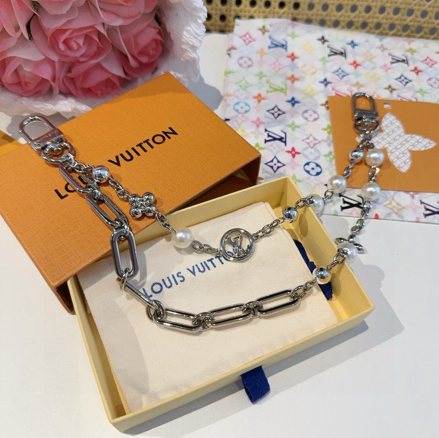 
P100🔥LV钥匙扣 包包挂链 Figaro 腰带链以莹泽黄铜锻造双链设计，再令品牌经典标识巧妙嵌入链环之间。LV字母装饰于一端优雅垂坠，弹簧扣实现轻松固定，为裤装或手袋注入潮流锋芒。