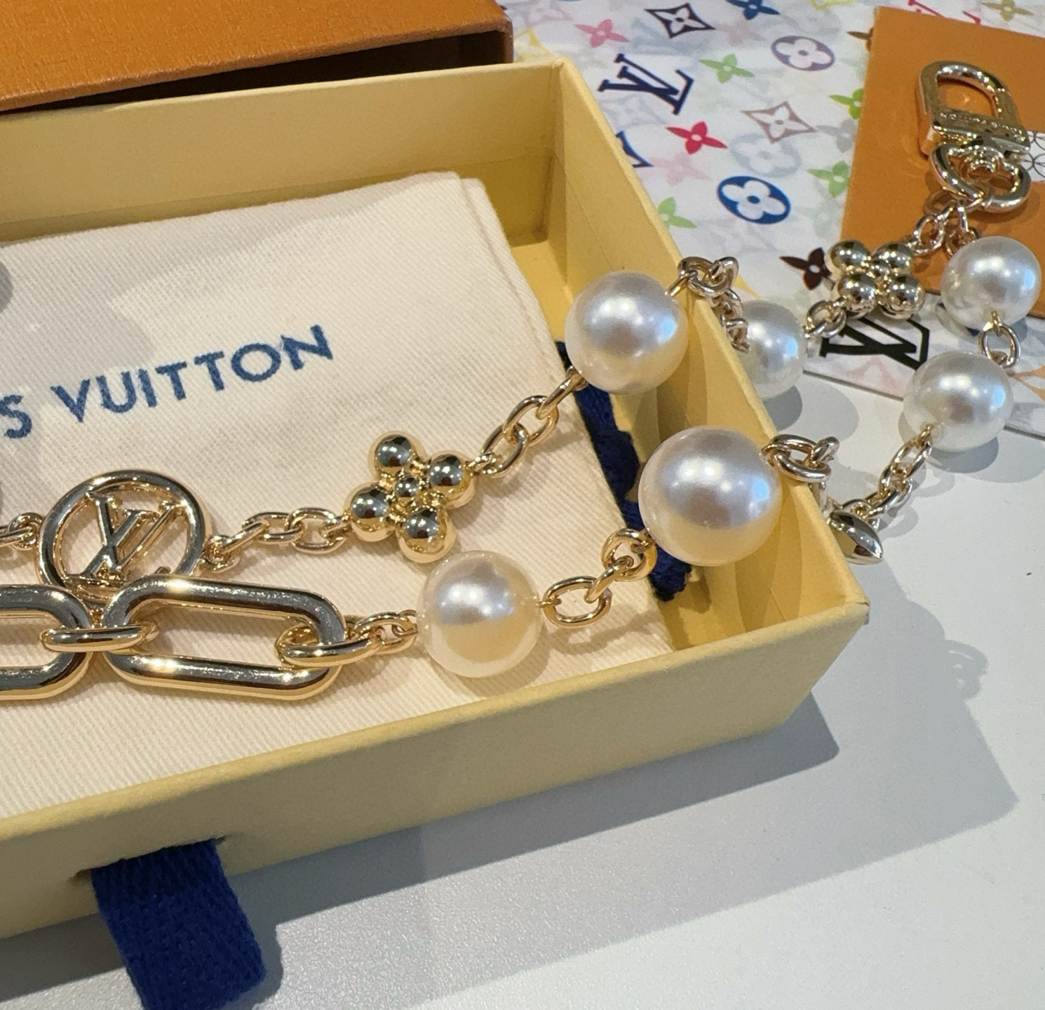 
P100🔥LV钥匙扣 包包挂链 Figaro 腰带链以莹泽黄铜锻造双链设计，再令品牌经典标识巧妙嵌入链环之间。LV字母装饰于一端优雅垂坠，弹簧扣实现轻松固定，为裤装或手袋注入潮流锋芒。