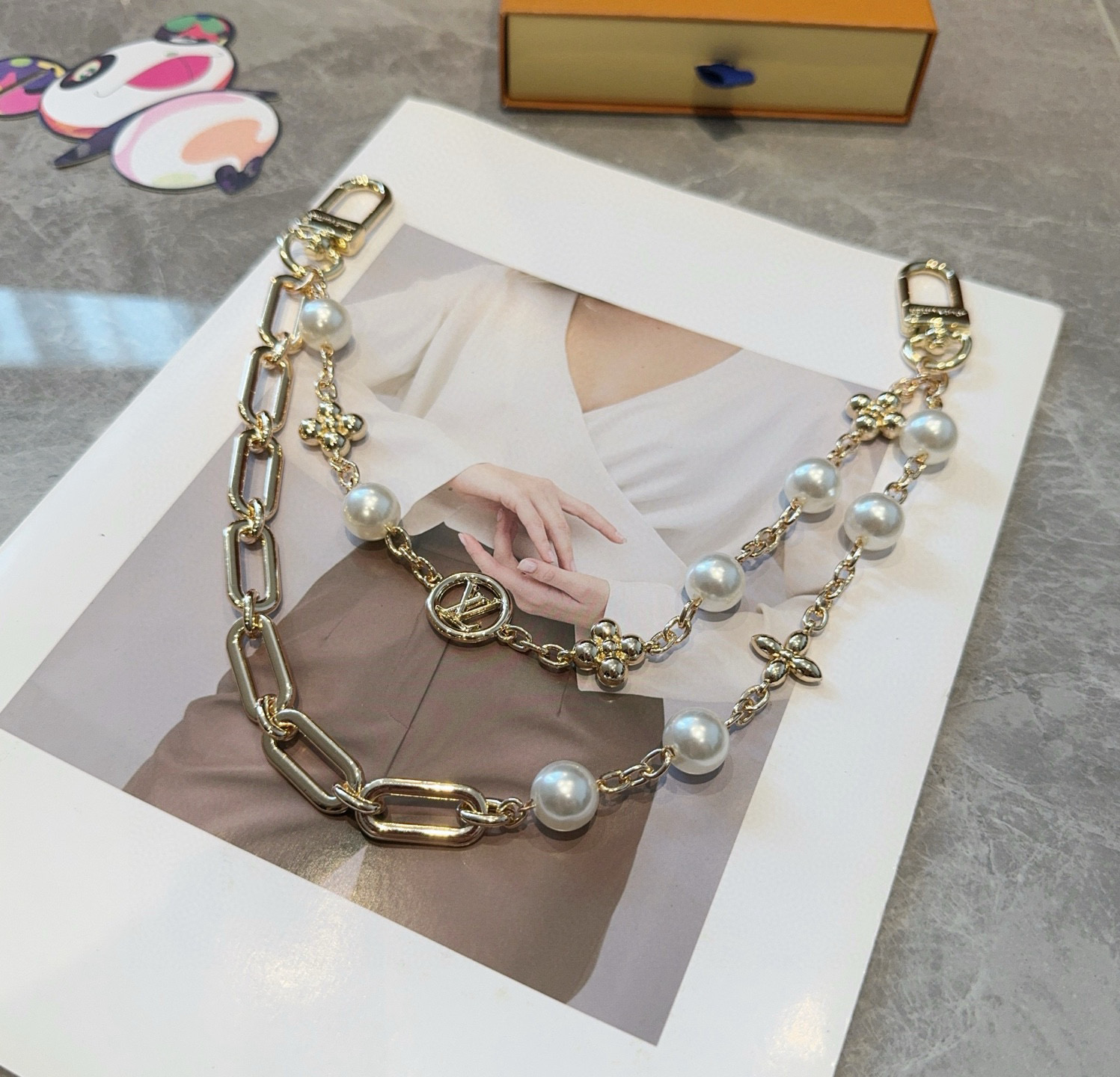 
P100🔥LV钥匙扣 包包挂链 Figaro 腰带链以莹泽黄铜锻造双链设计，再令品牌经典标识巧妙嵌入链环之间。LV字母装饰于一端优雅垂坠，弹簧扣实现轻松固定，为裤装或手袋注入潮流锋芒。