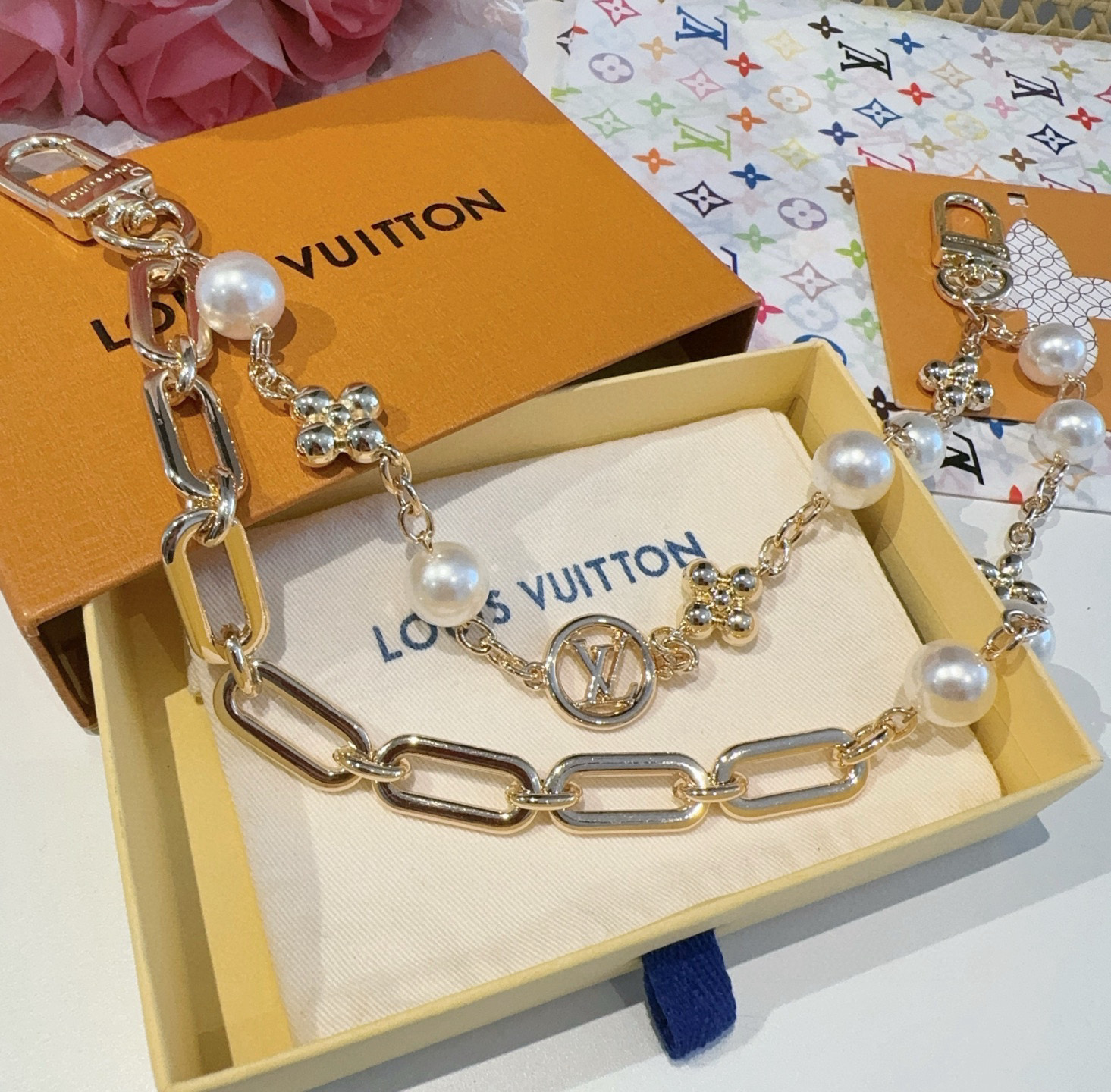 
P100🔥LV钥匙扣 包包挂链 Figaro 腰带链以莹泽黄铜锻造双链设计，再令品牌经典标识巧妙嵌入链环之间。LV字母装饰于一端优雅垂坠，弹簧扣实现轻松固定，为裤装或手袋注入潮流锋芒。